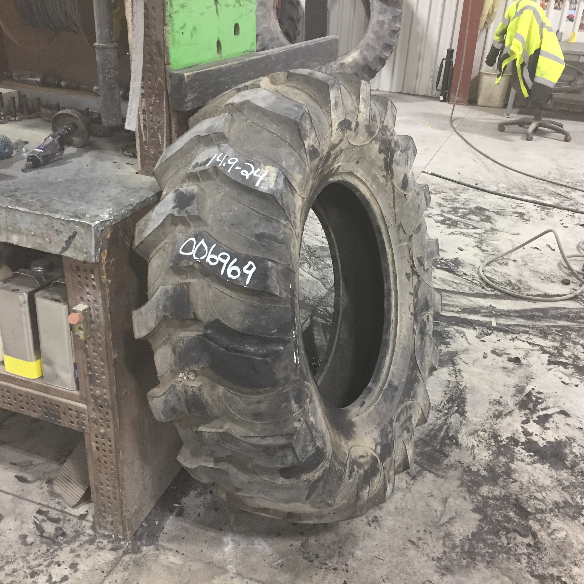 14.9/-24 Bobcat HD Bead Guard R-4 Tire 006969