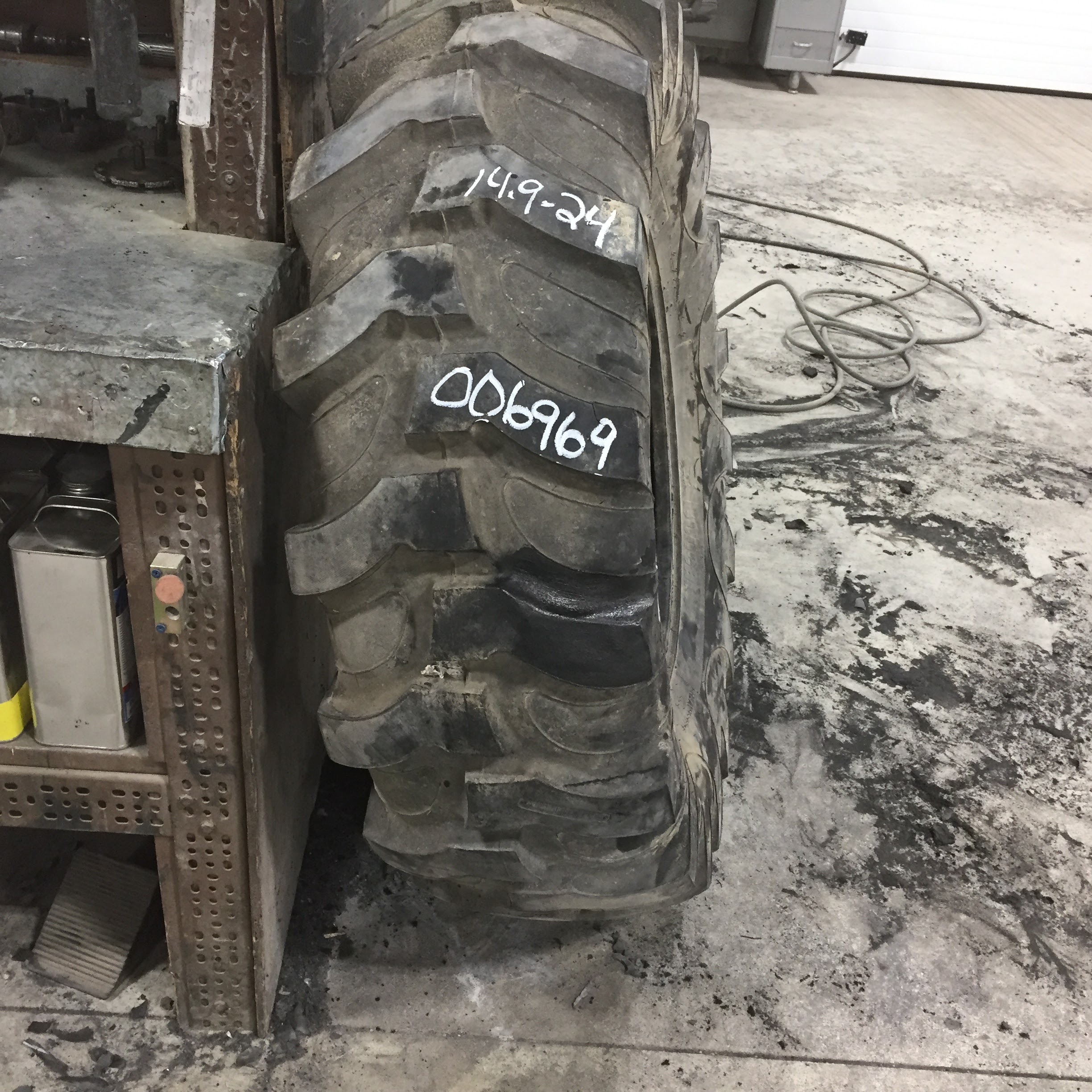 14.9/-24 Bobcat HD Bead Guard R-4 Tire 006969