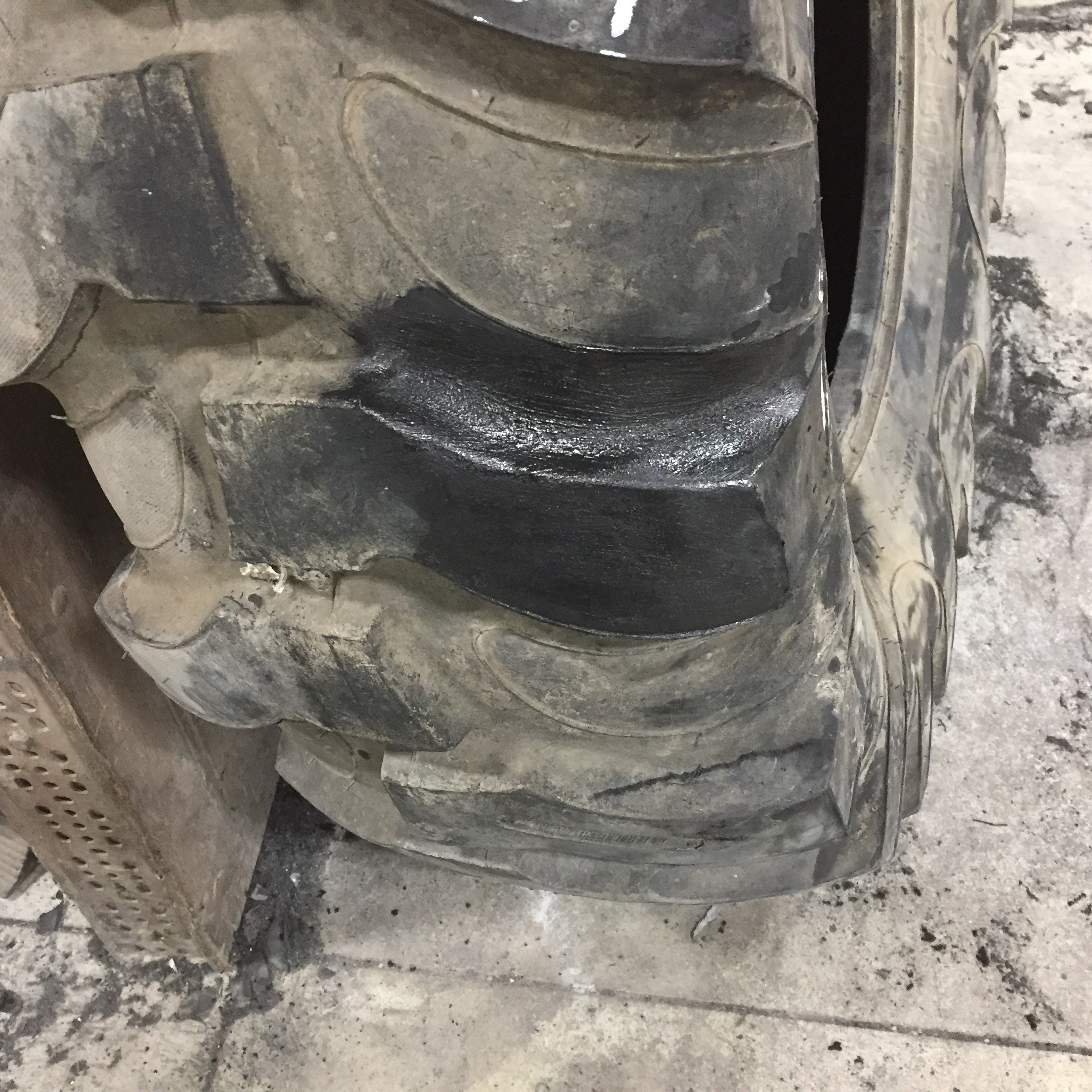 14.9/-24 Bobcat HD Bead Guard R-4 Tire 006969