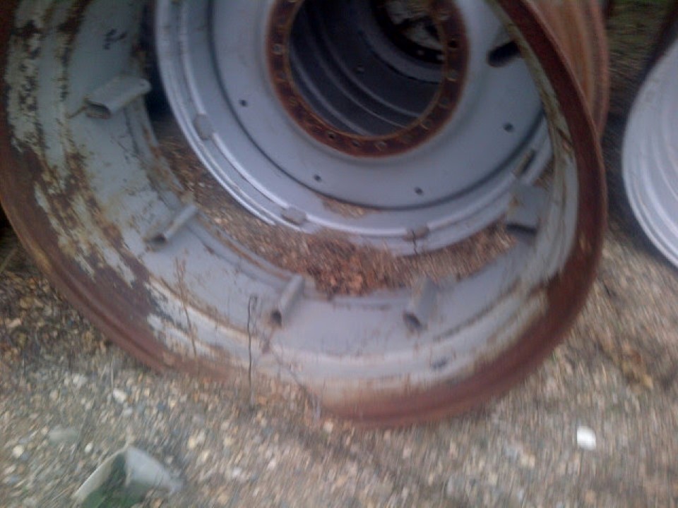 42''D x 18''W Rod Style Dual 4WD Wheel 003753-Z