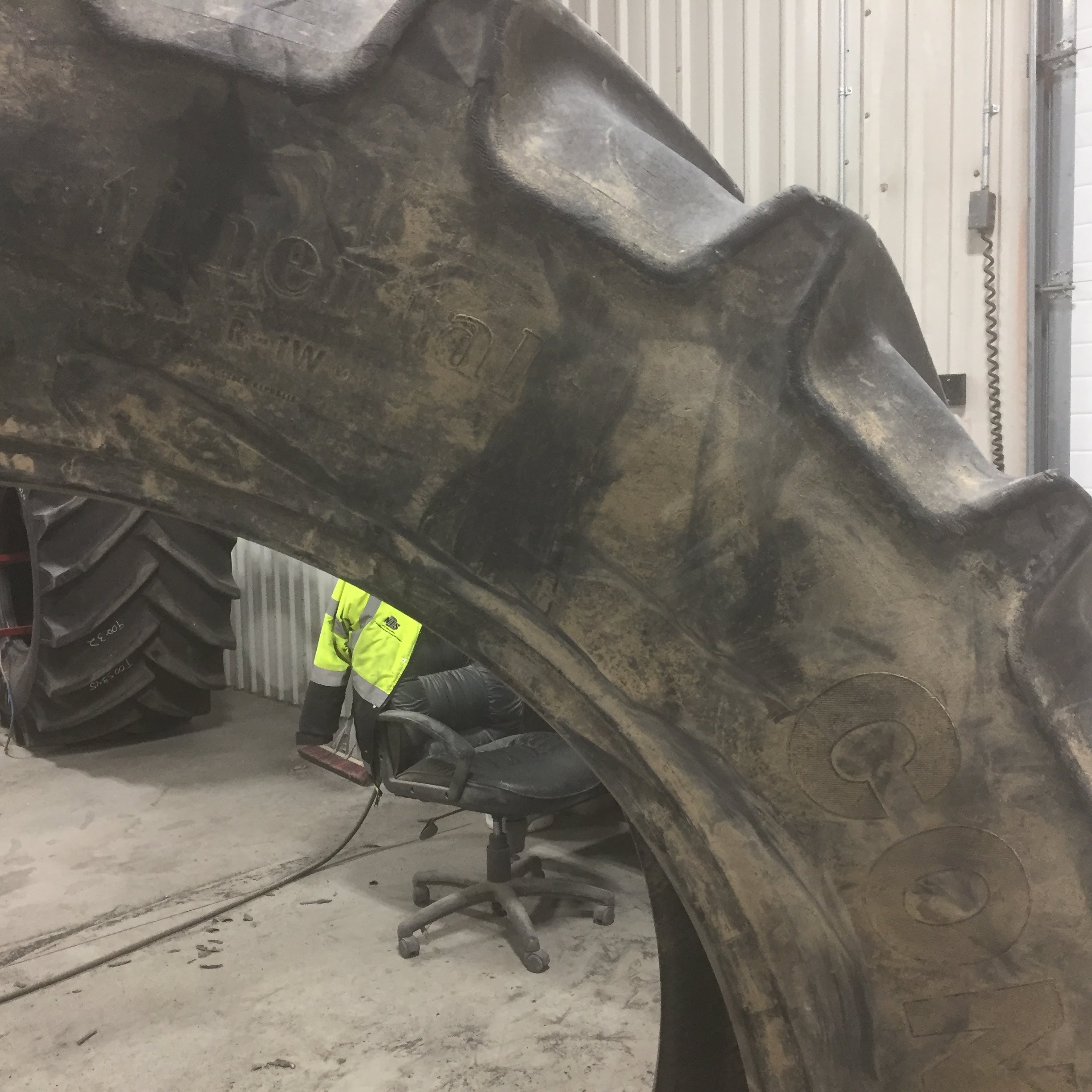 520/85R46 Continental AC85 Contract R-1W Tire 007000