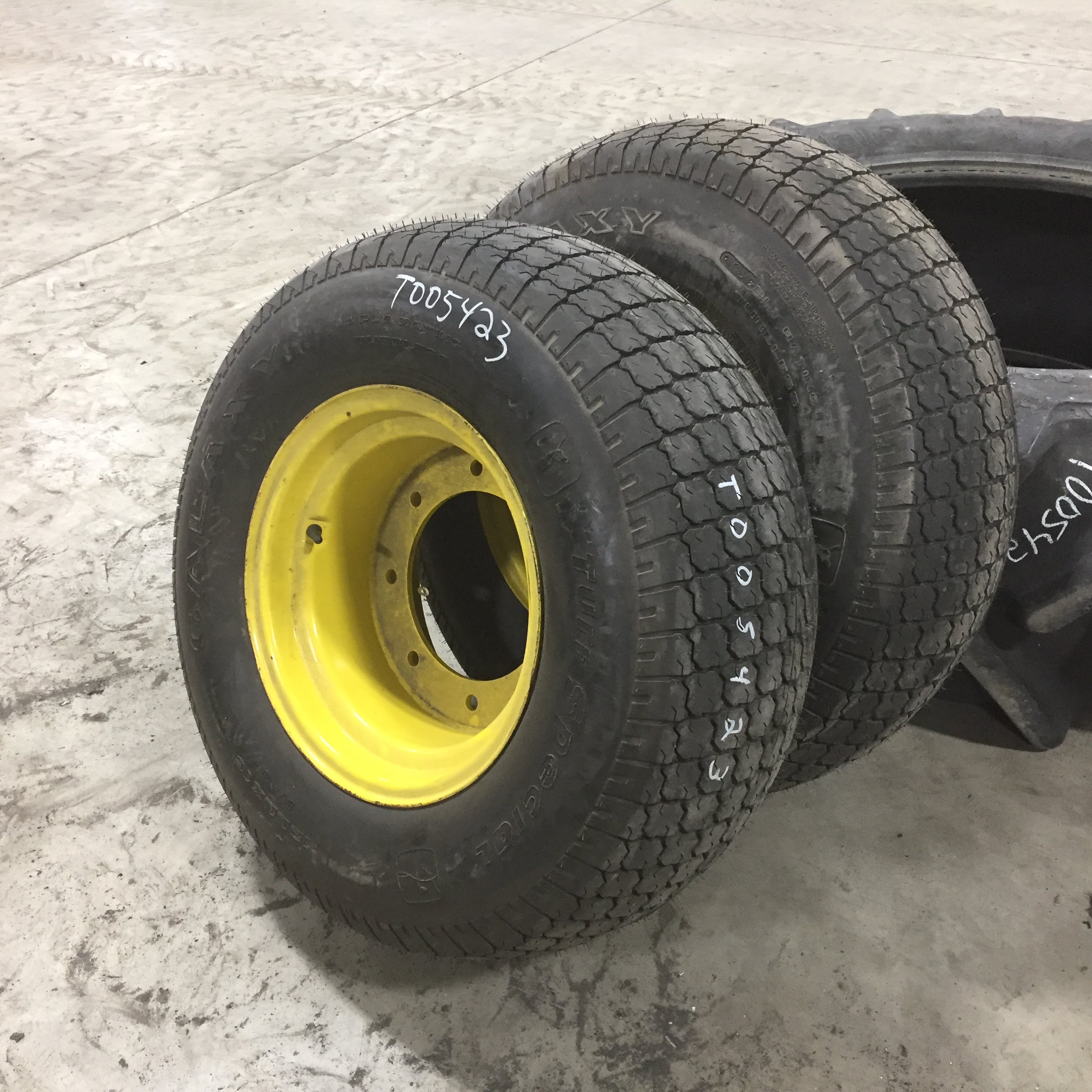 12/LL-16 Galaxy Turf Special R-3 Tire-Wheel Assembly T005423