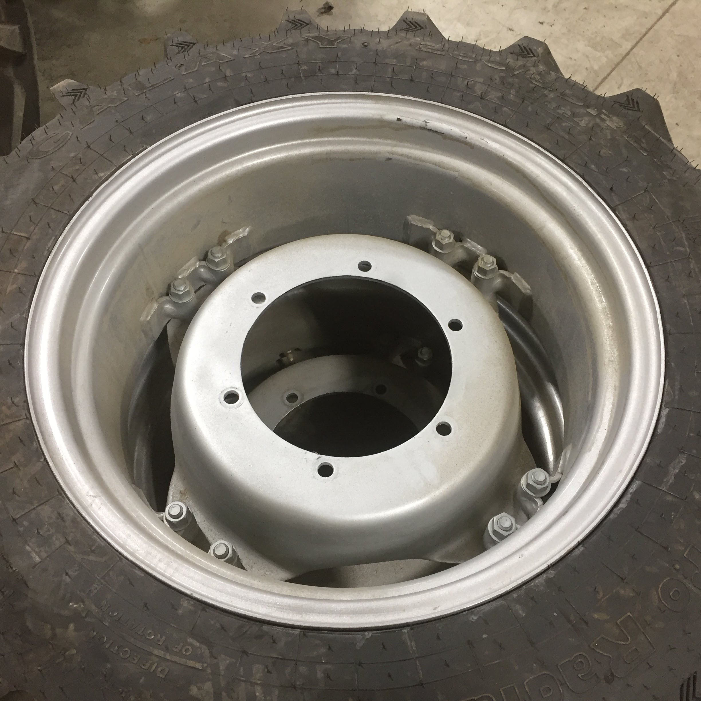 24'' Rim with Clamp/Loop Style (groups of 2 bolts) Rim Center WT005424CTR