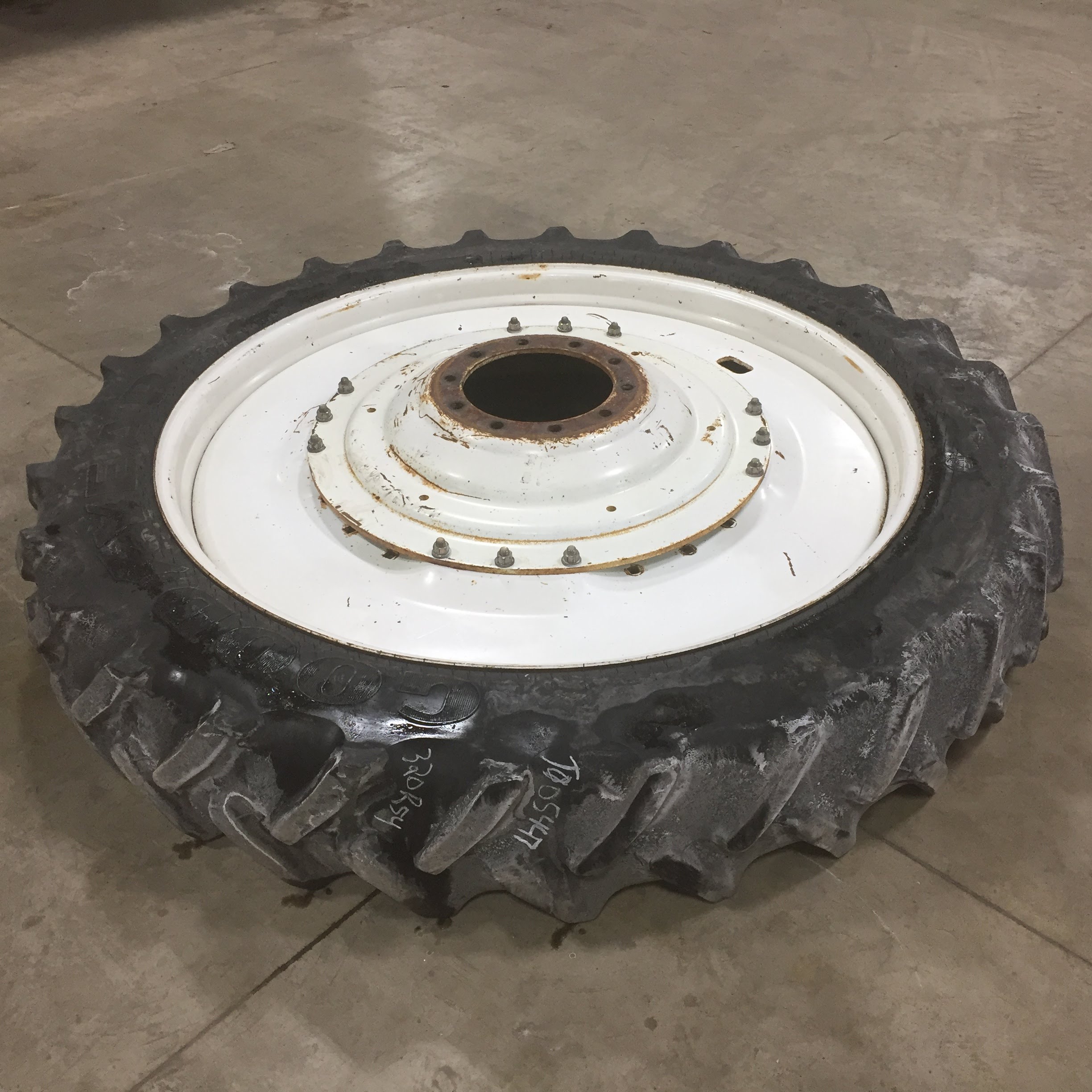 320/90R54 Goodyear Farm DT800 Super Traction R-1W Tire RT005447