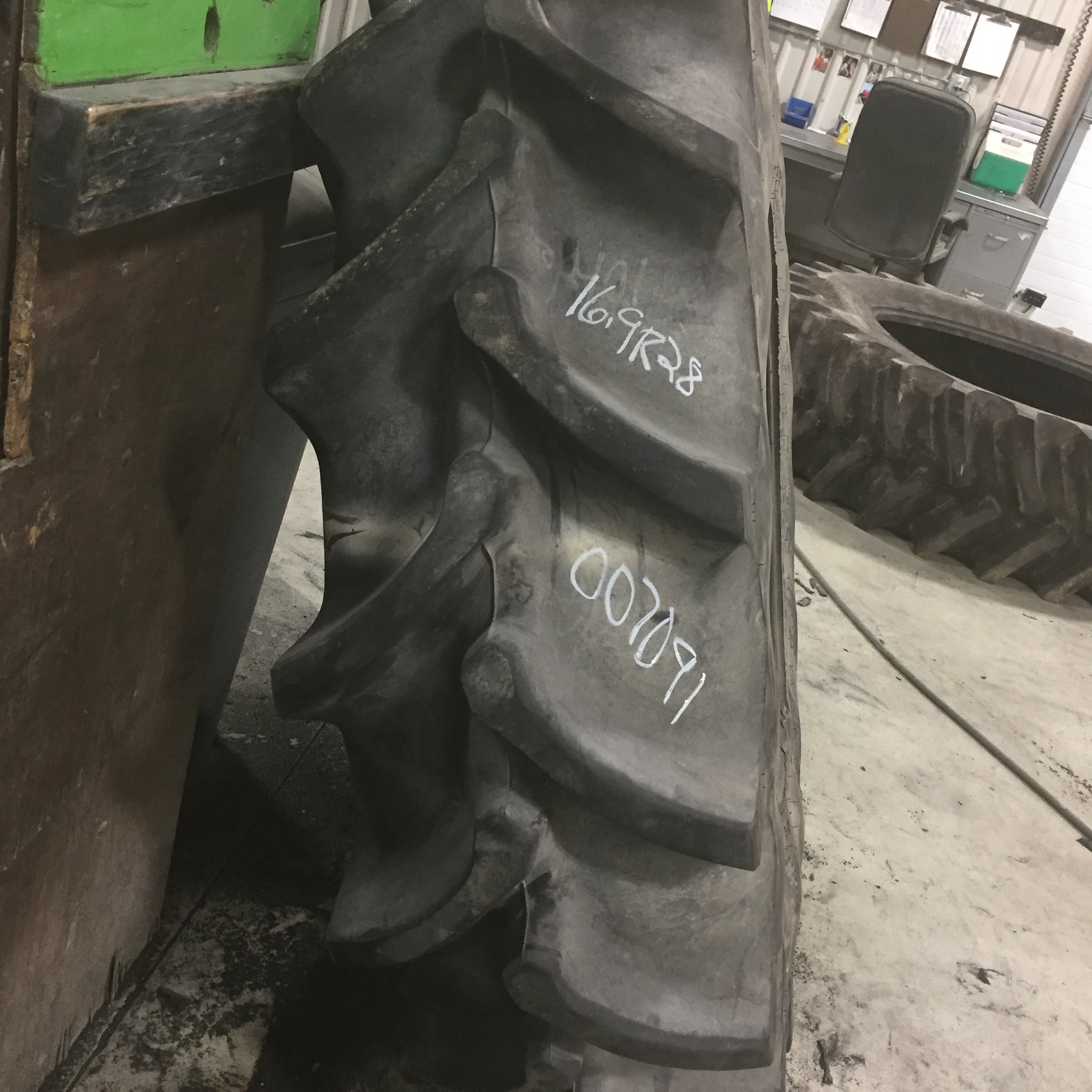 16.9/R28 Firestone Radial Champion Spade Grip R-2 Tire 007091