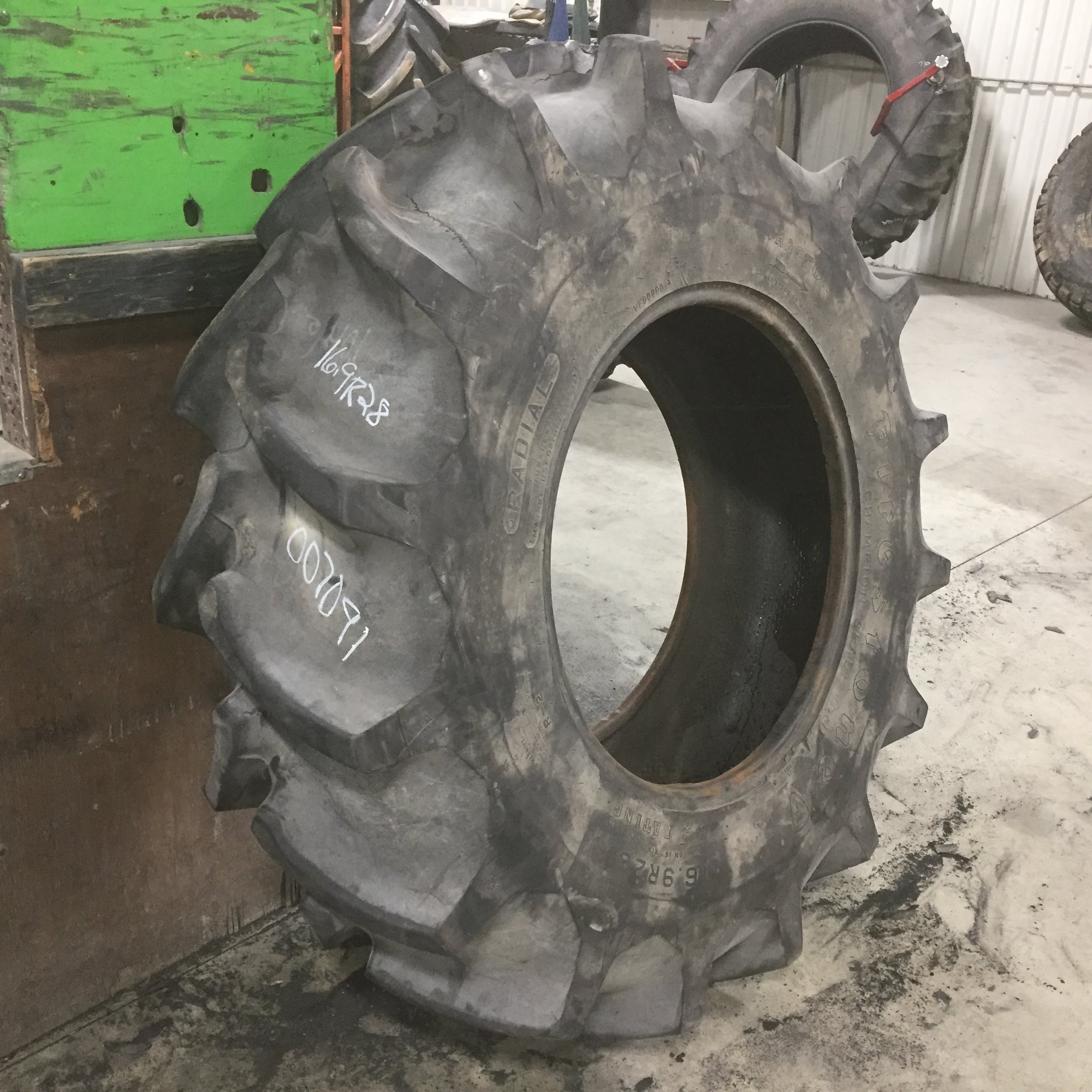 16.9/R28 Firestone Radial Champion Spade Grip R-2 Tire 007091