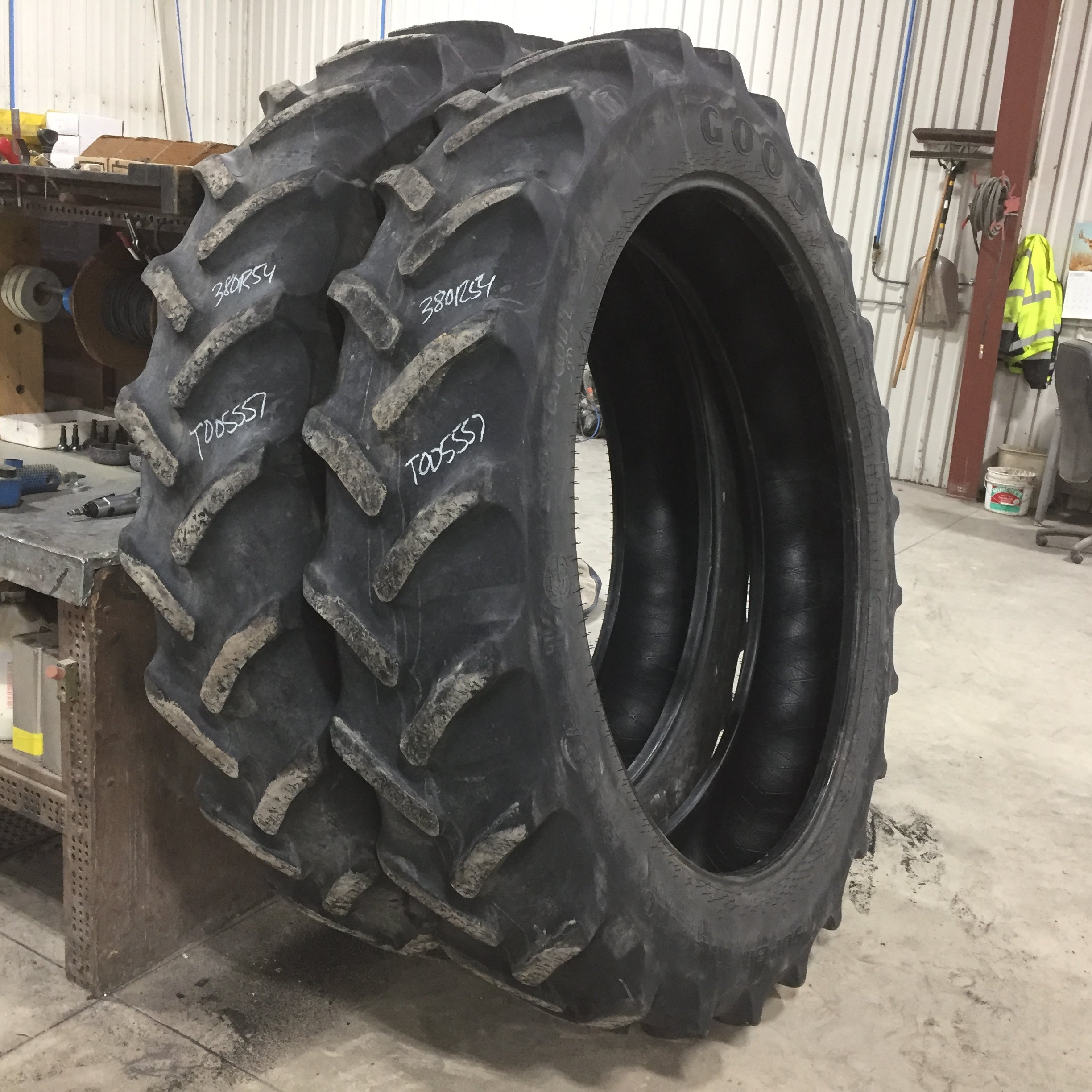 380/90R54 Goodyear Farm DT800 Super Traction R-1W Tire T005557