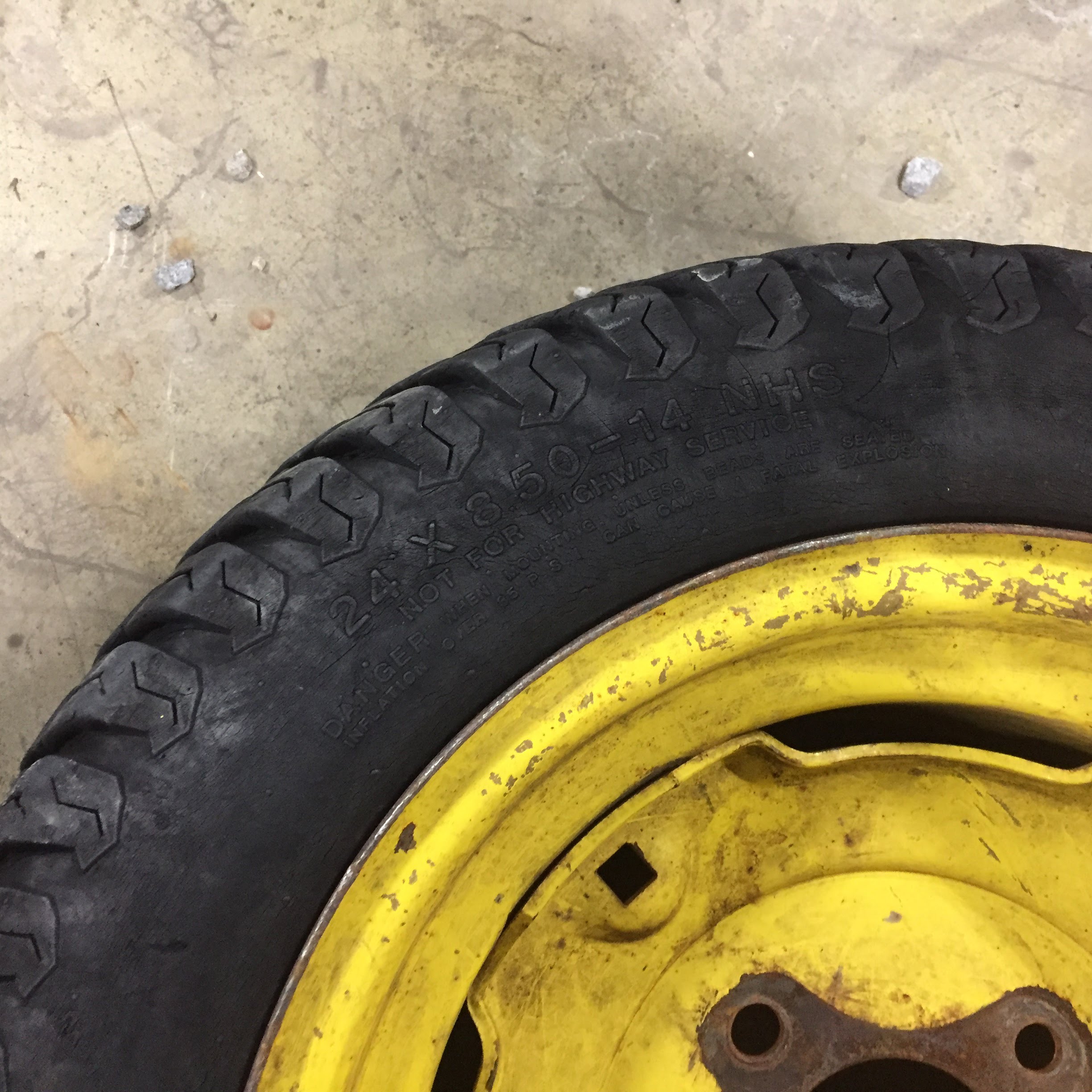 24/8.50-14 Carlisle Multi Trac C/S HF-1 Tire RT005606