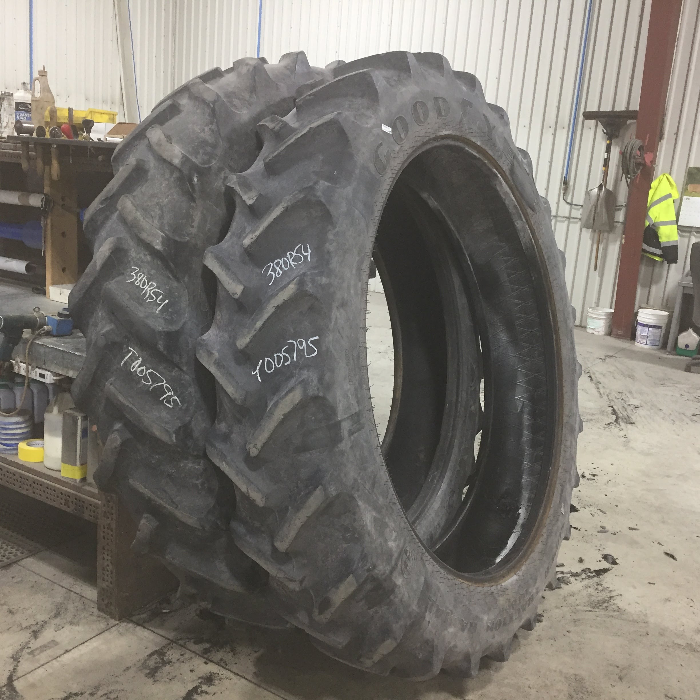 380/90R54 Goodyear Farm DT800 Super Traction R-1W Tire T005795
