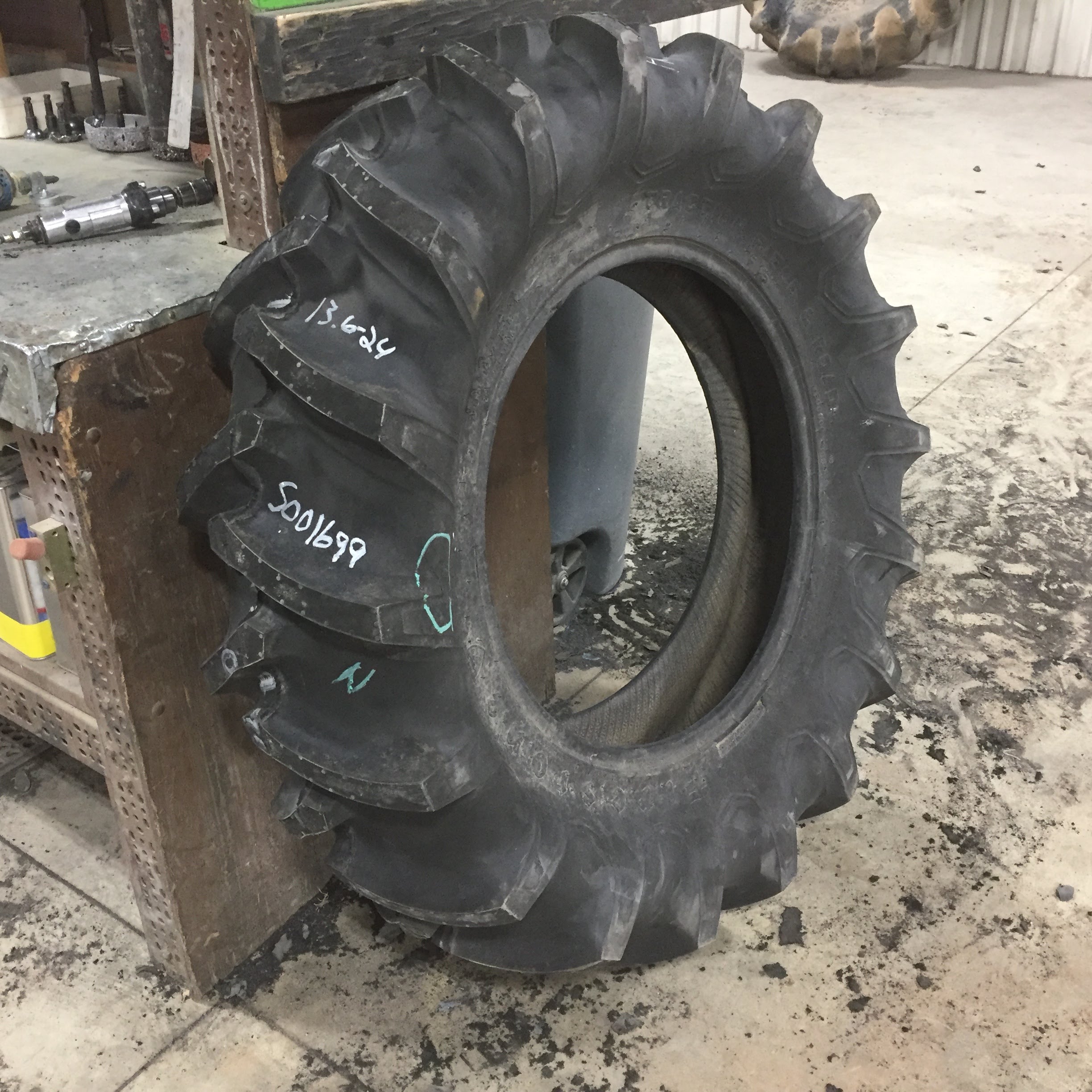13.6/-24 Firestone Traction Field & Road R-1 Tire S001699