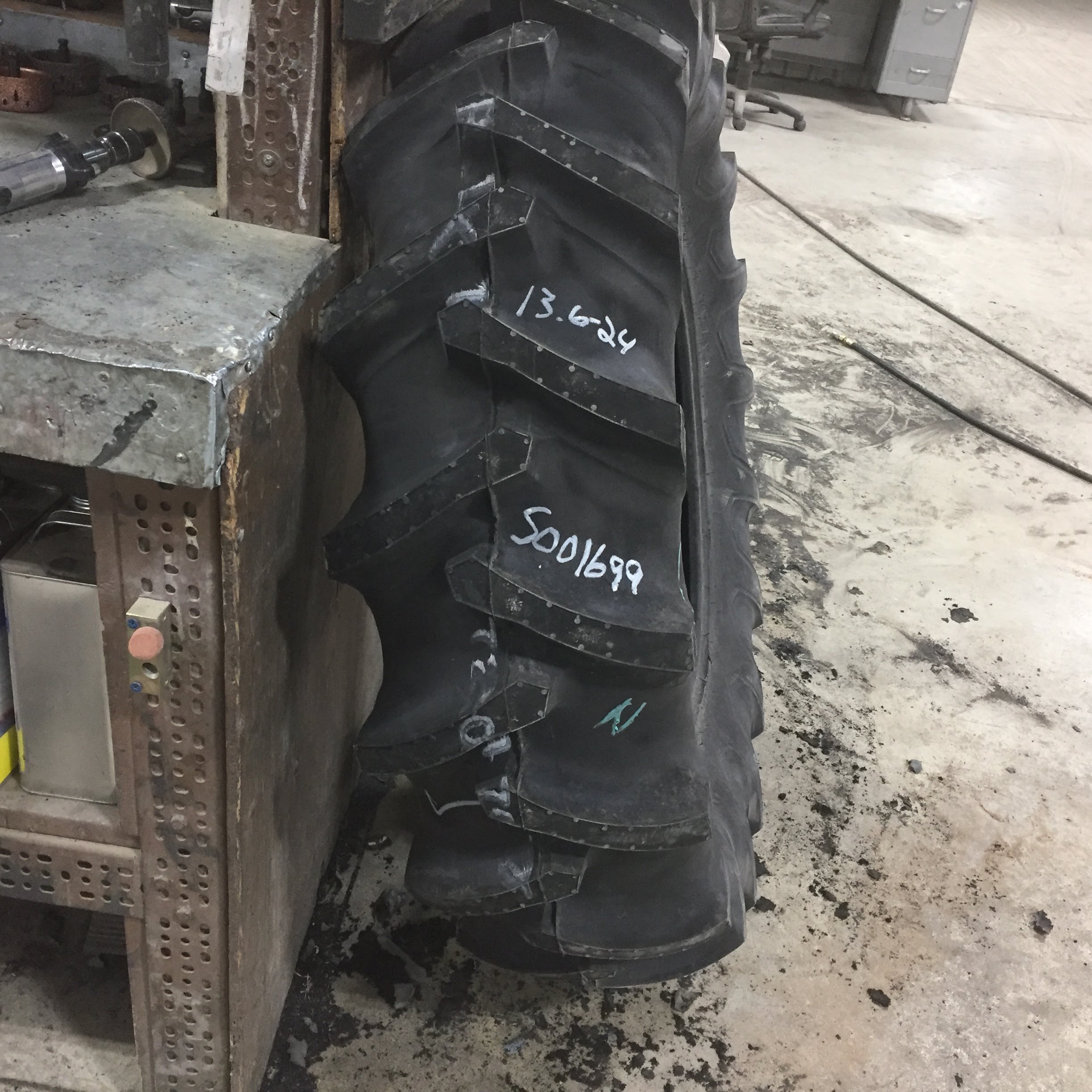 13.6/-24 Firestone Traction Field & Road R-1 Tire S001699