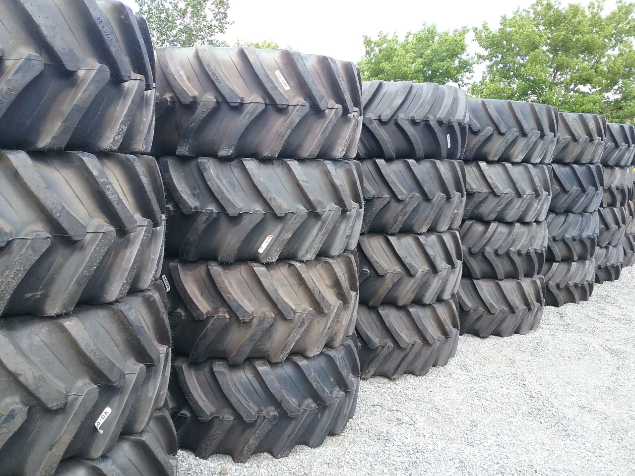 600/70R28 Alliance 370 Wide Deep Tread "70" Series R-1W Tire 37010150DA