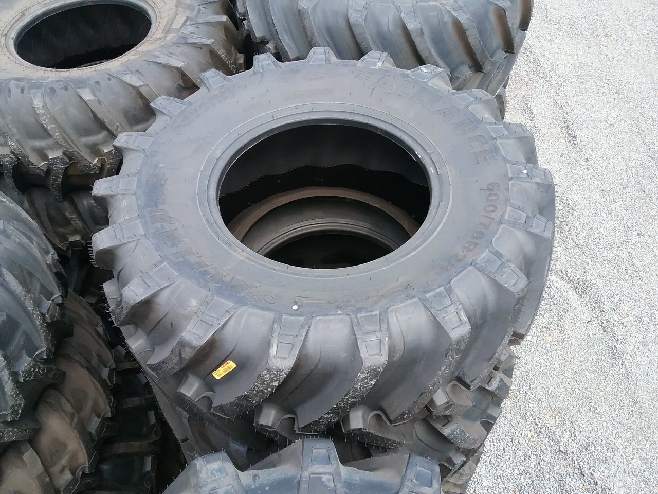 600/70R28 Alliance 370 Wide Deep Tread "70" Series R-1W Tire 37010150DA