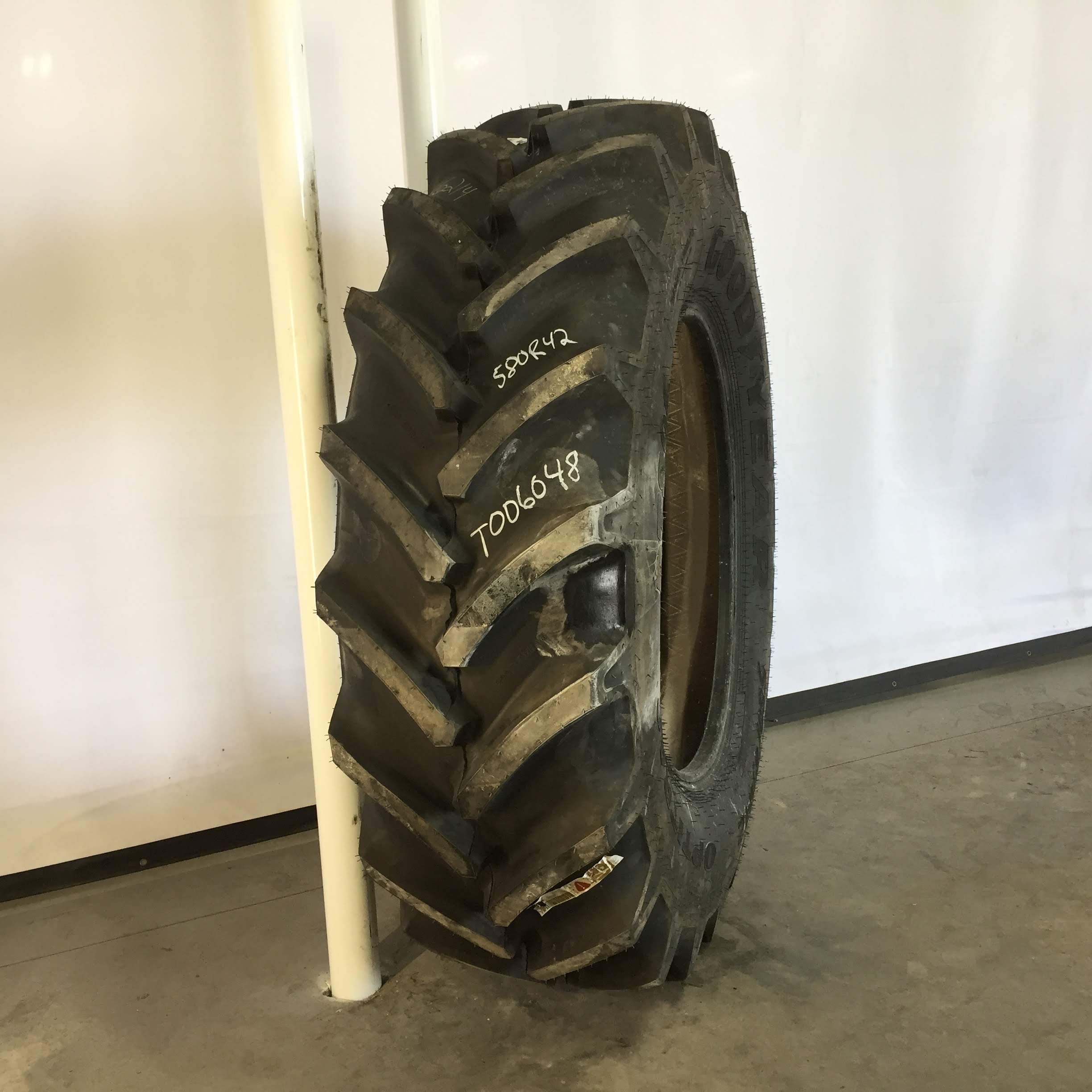 580/85R42 Goodyear Farm Optitrac R-1W Tire T006048