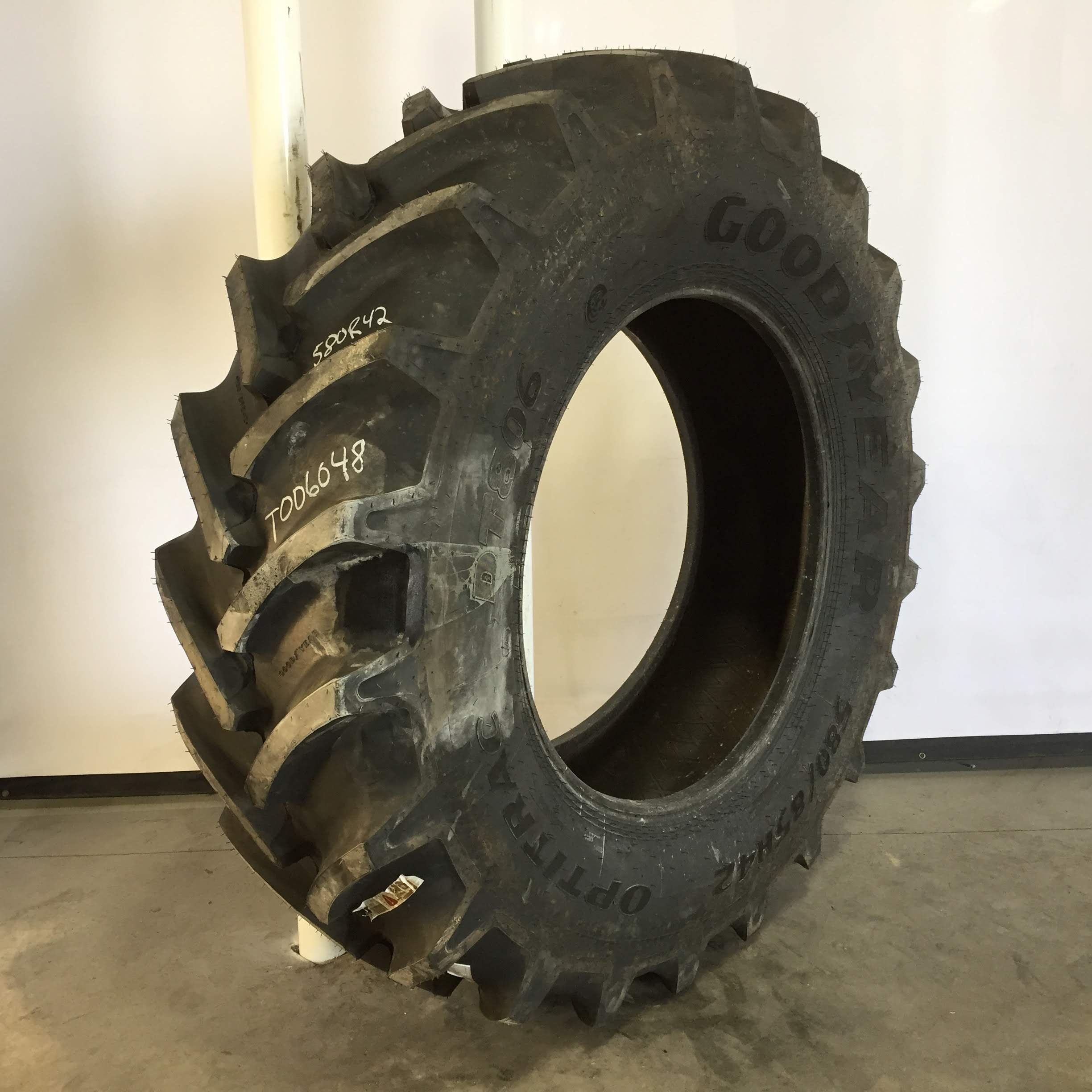 580/85R42 Goodyear Farm Optitrac R-1W Tire T006048