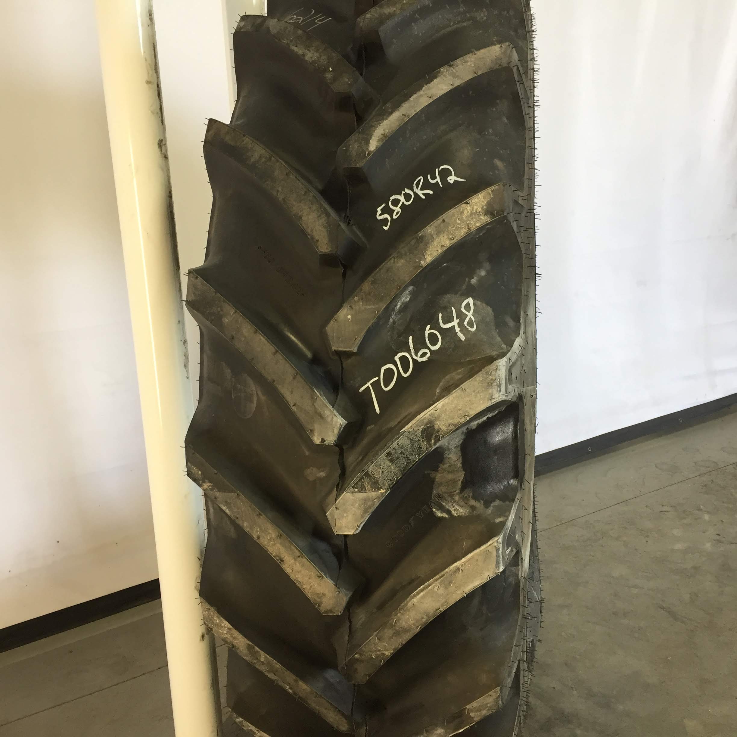 580/85R42 Goodyear Farm Optitrac R-1W Tire T006048