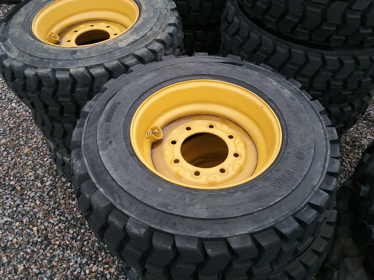 10/-16.5 Solitek Solitek SKS600 Rock Lug Tire-Wheel Assembly 005404A