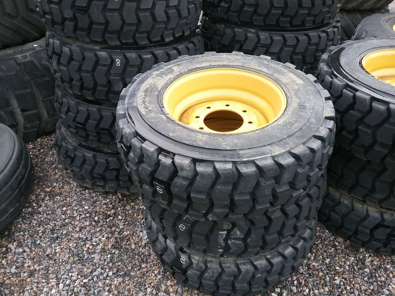 10/-16.5 Solitek Solitek SKS600 Rock Lug Tire-Wheel Assembly 005404A