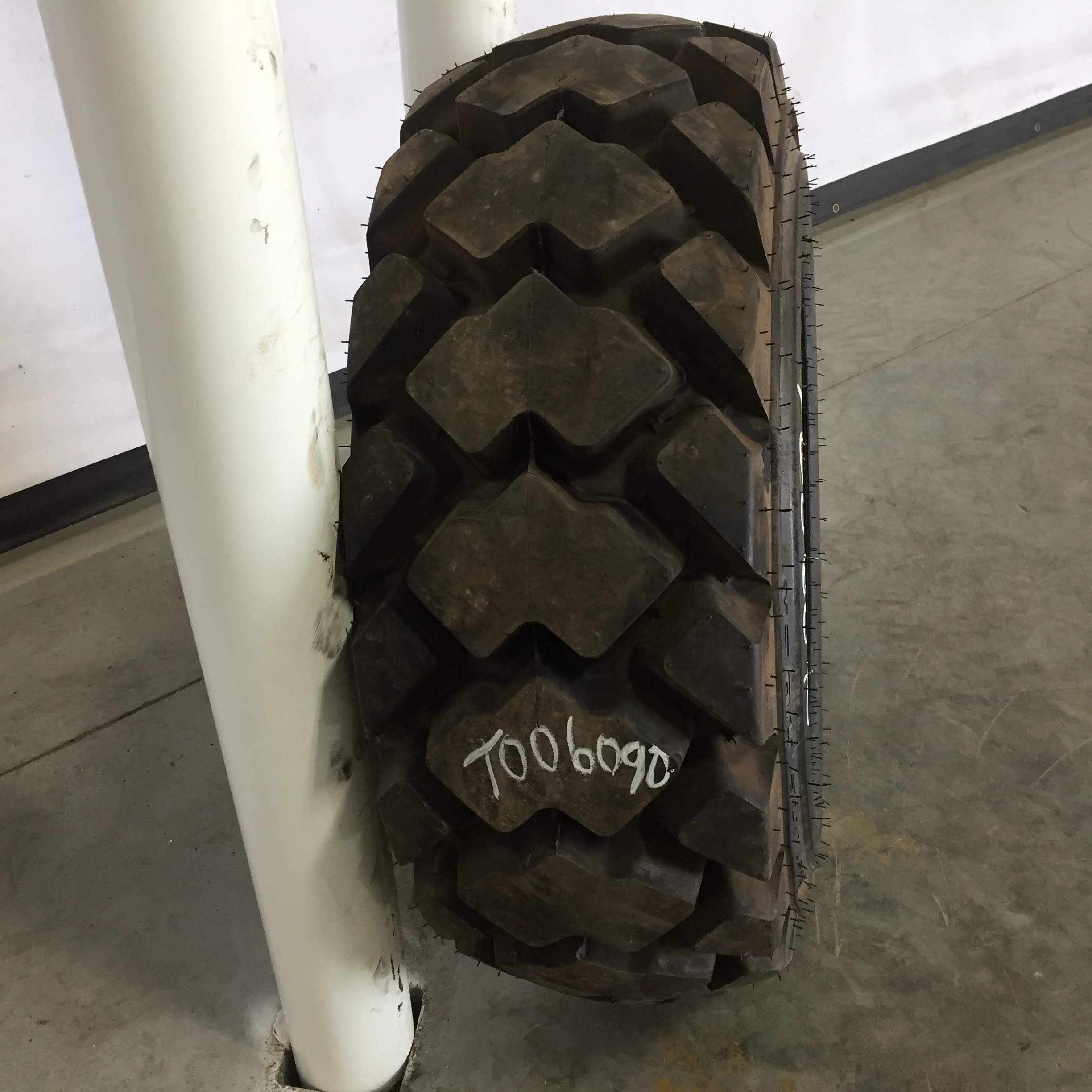 12/-16.5 Galaxy Hulk L-5 Tire RT006090