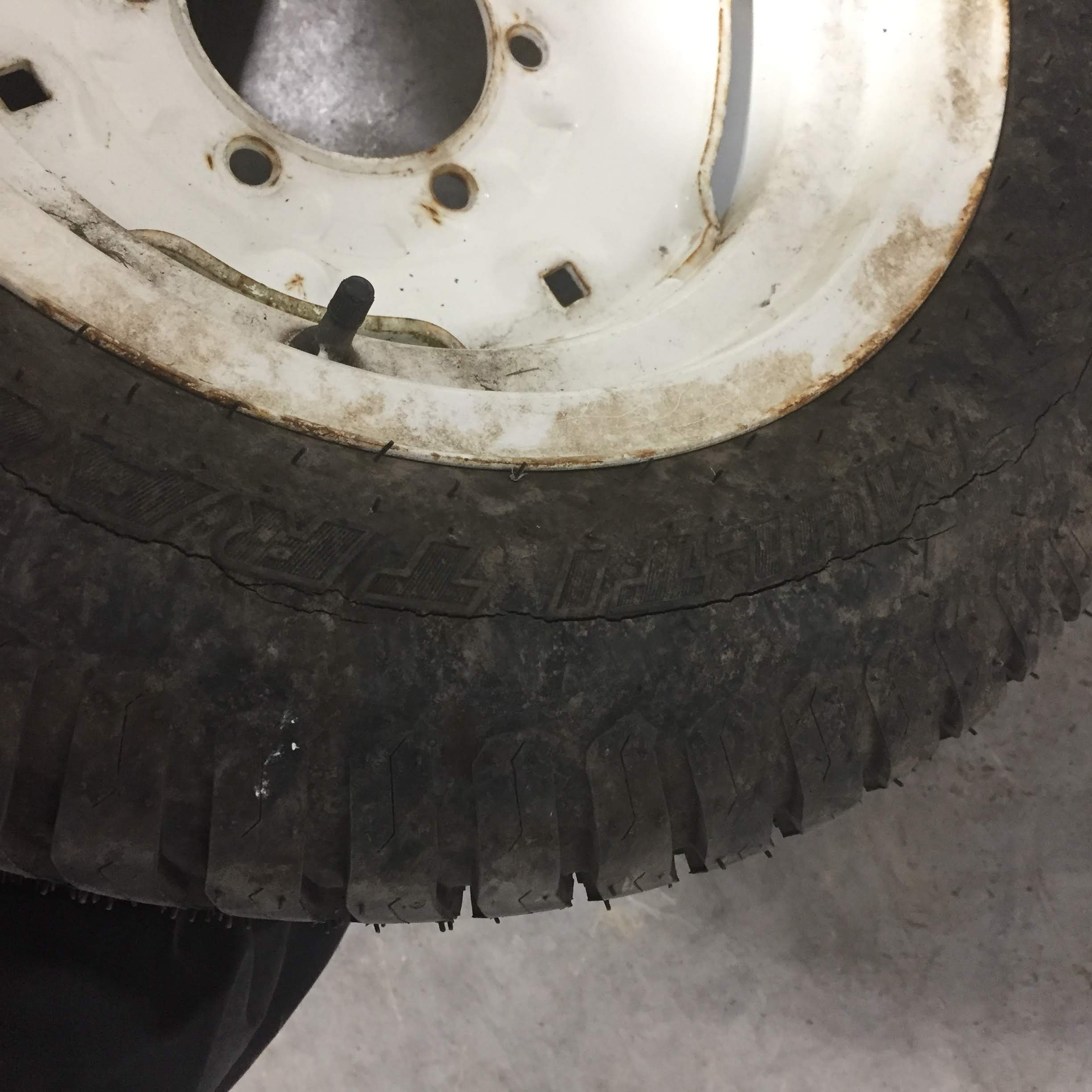 27/10.50-15 Titan Farm Multi Trac C/S HF-1 Tire RT006153