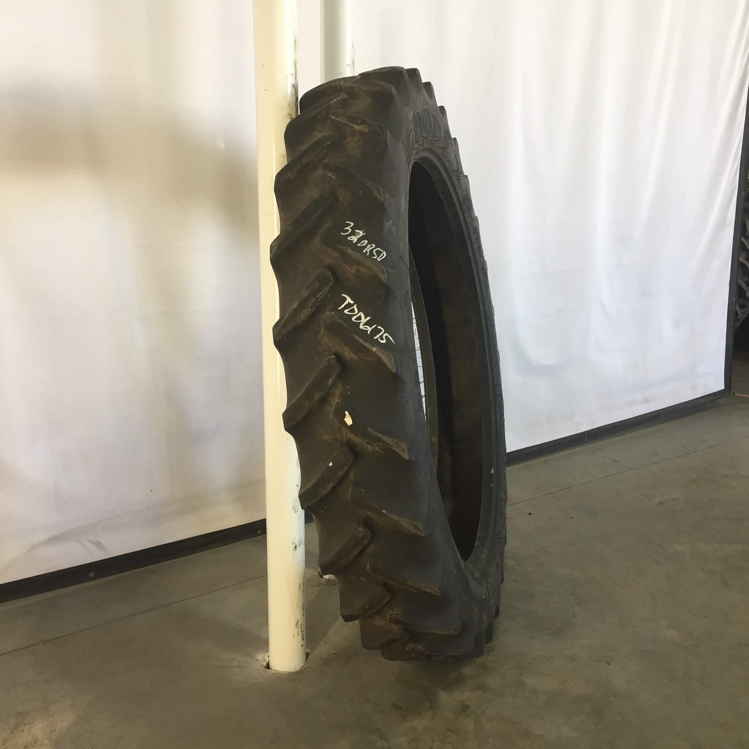 320/90R50 Goodyear Farm DT800 Optitrac R-1W Tire T006175