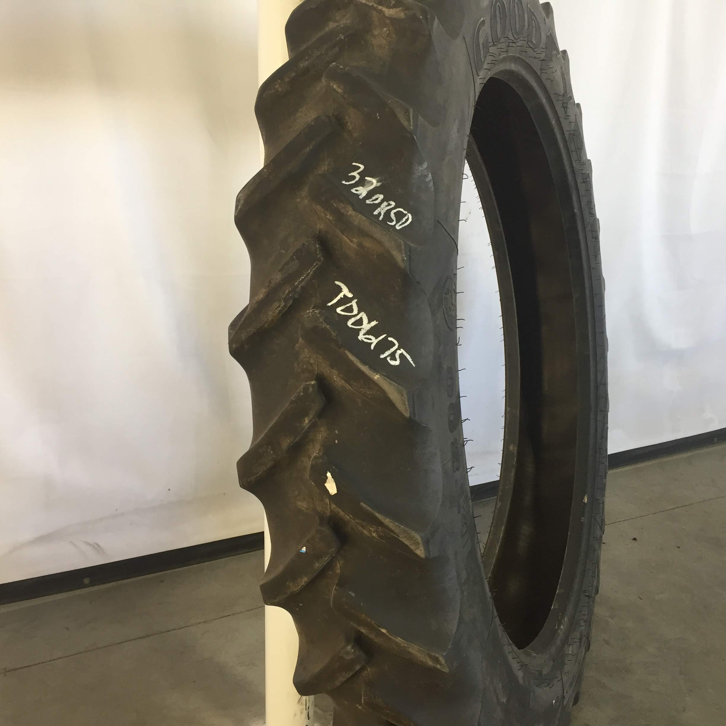 320/90R50 Goodyear Farm DT800 Optitrac R-1W Tire T006175