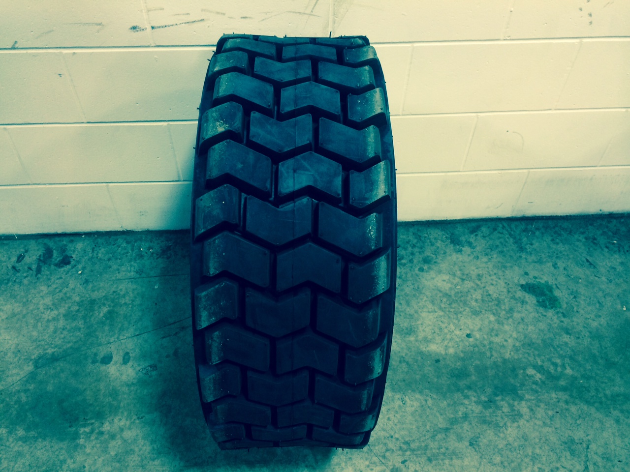 10/-16.5 Solitek Solitek SKS600 Rock Lug Tire 005404(SIS)
