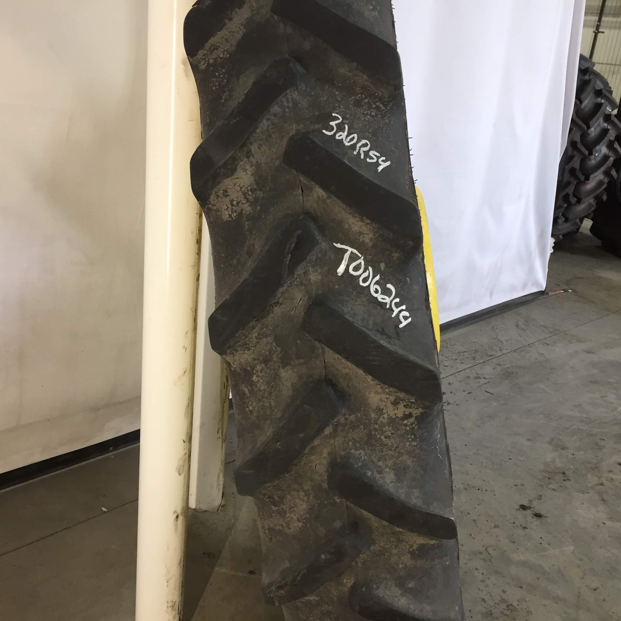 320/90R54 Goodyear Farm DT800 Super Traction R-1W Tire RT006244