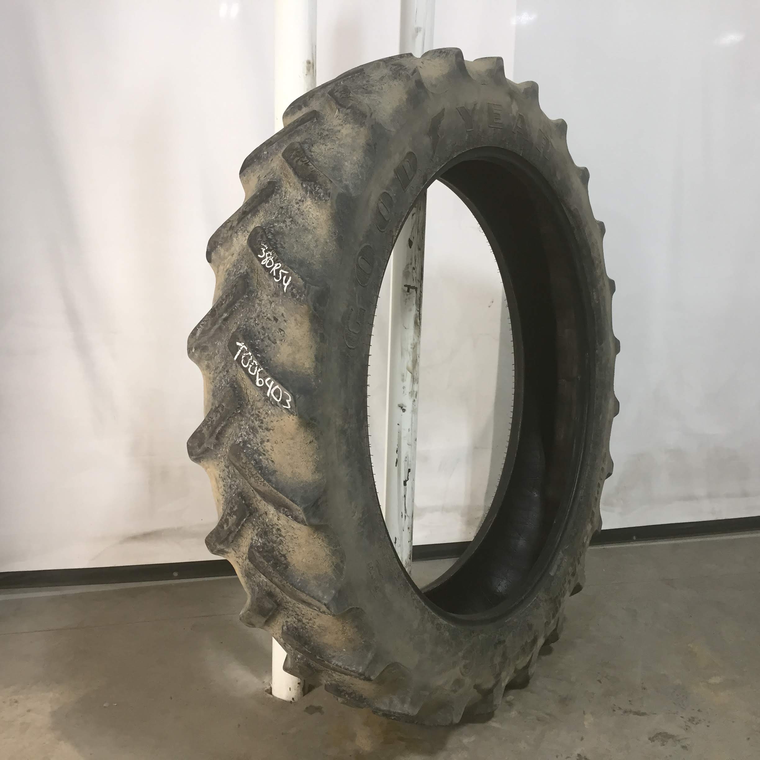 380/90R54 Goodyear Farm DT800 Super Traction R-1W Tire T006403
