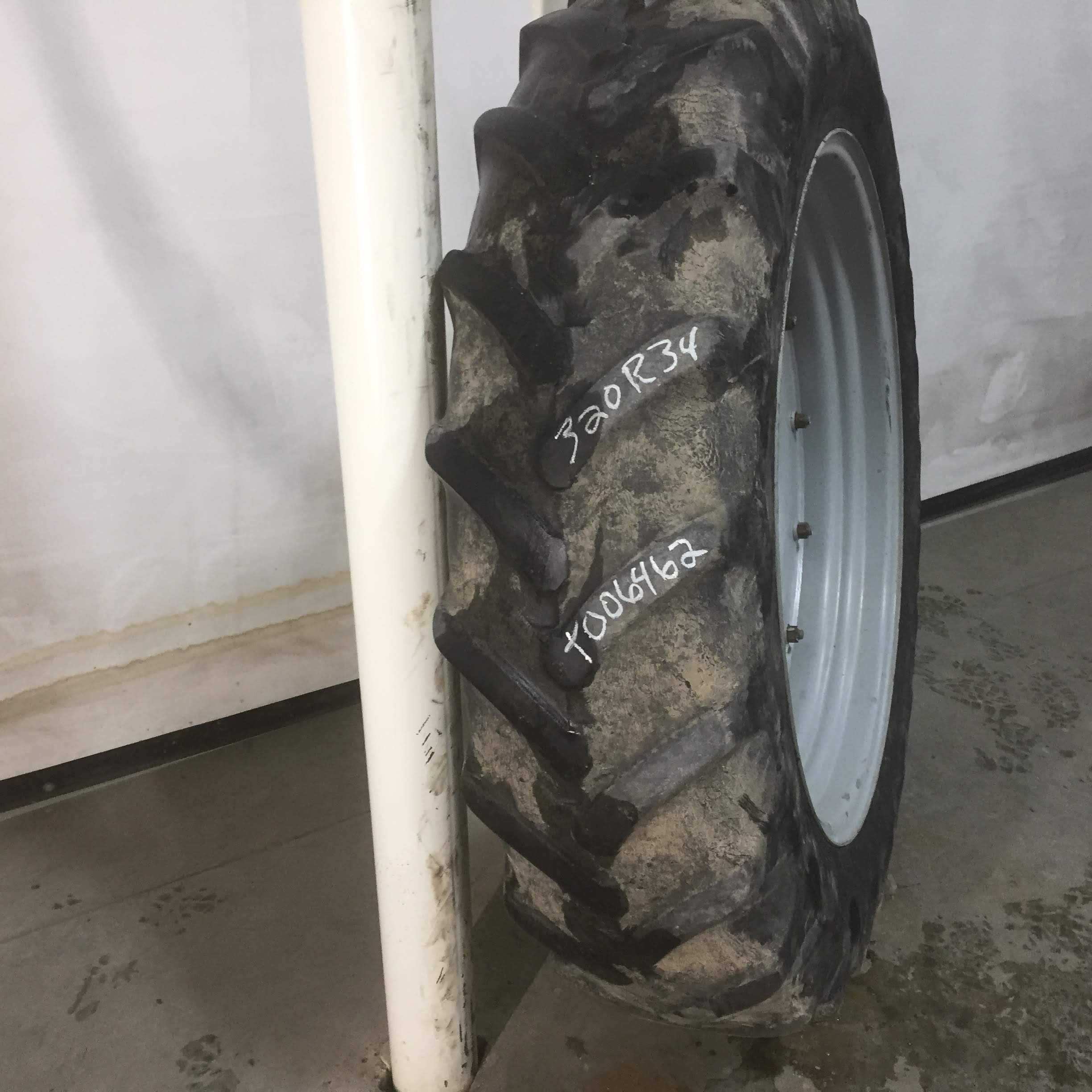 320/85R34 Michelin AgriBib R-1W Tire RT006462