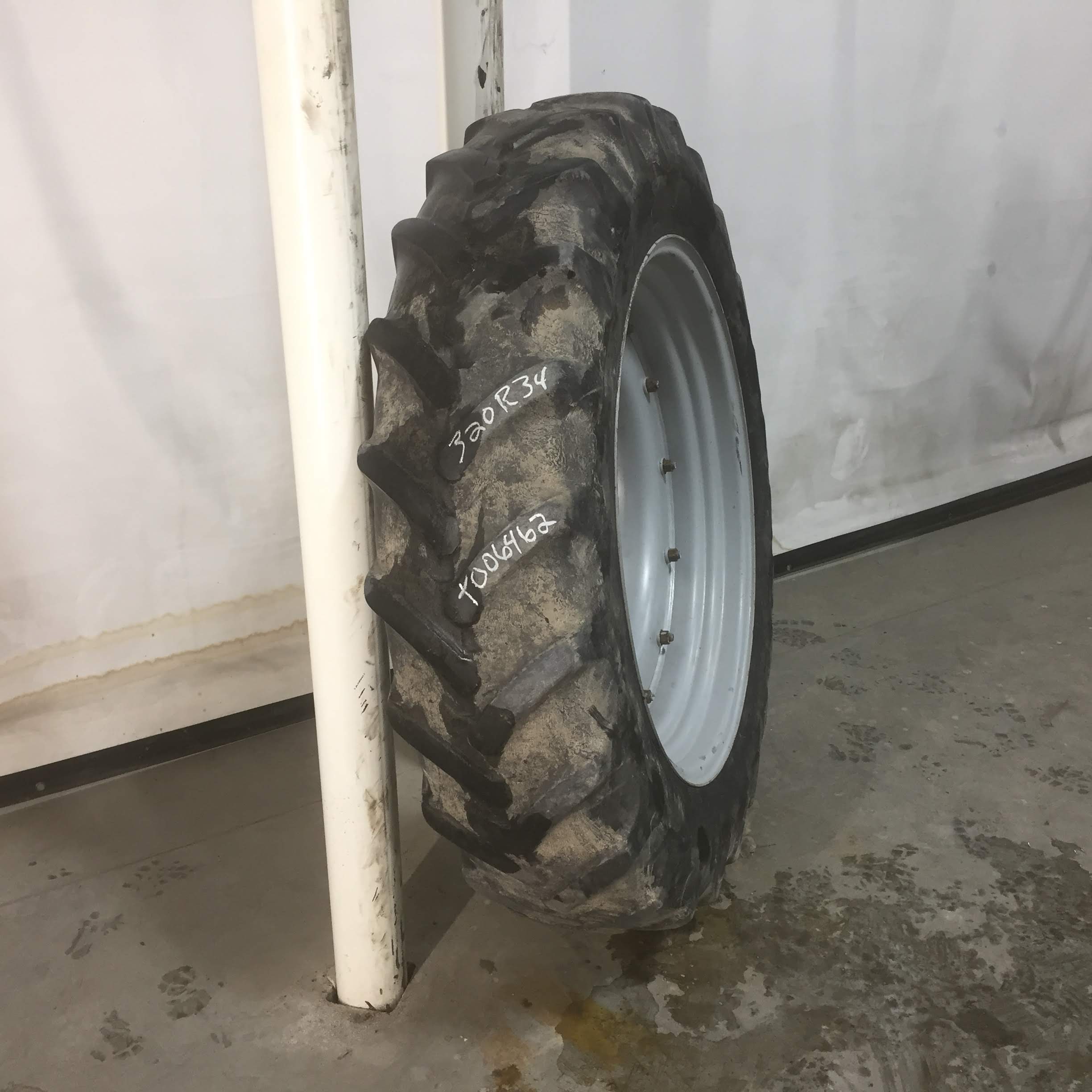 320/85R34 Michelin AgriBib R-1W Tire RT006462