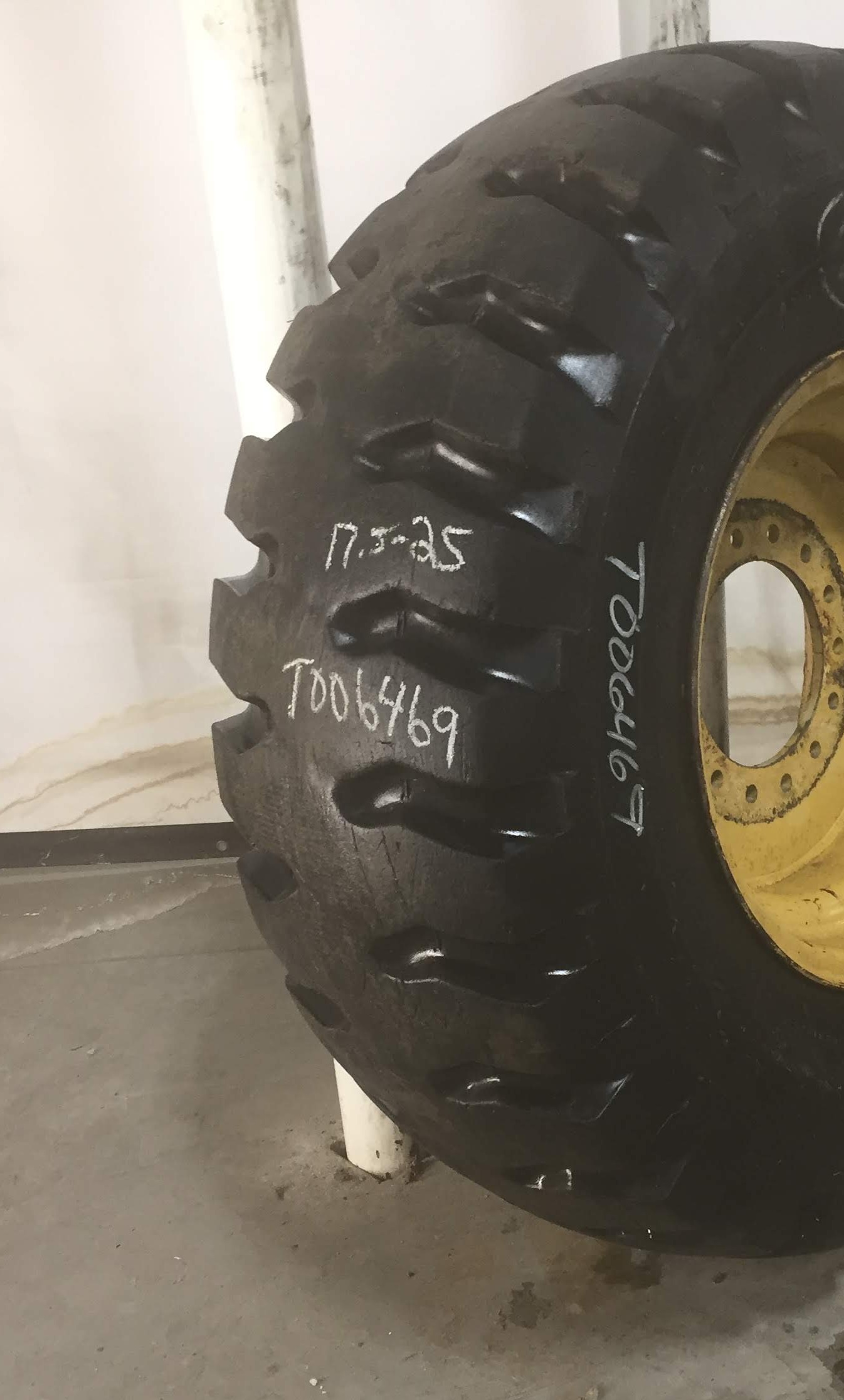 17.5/-25 Yokohama Y575 L-3 Tire RT006469