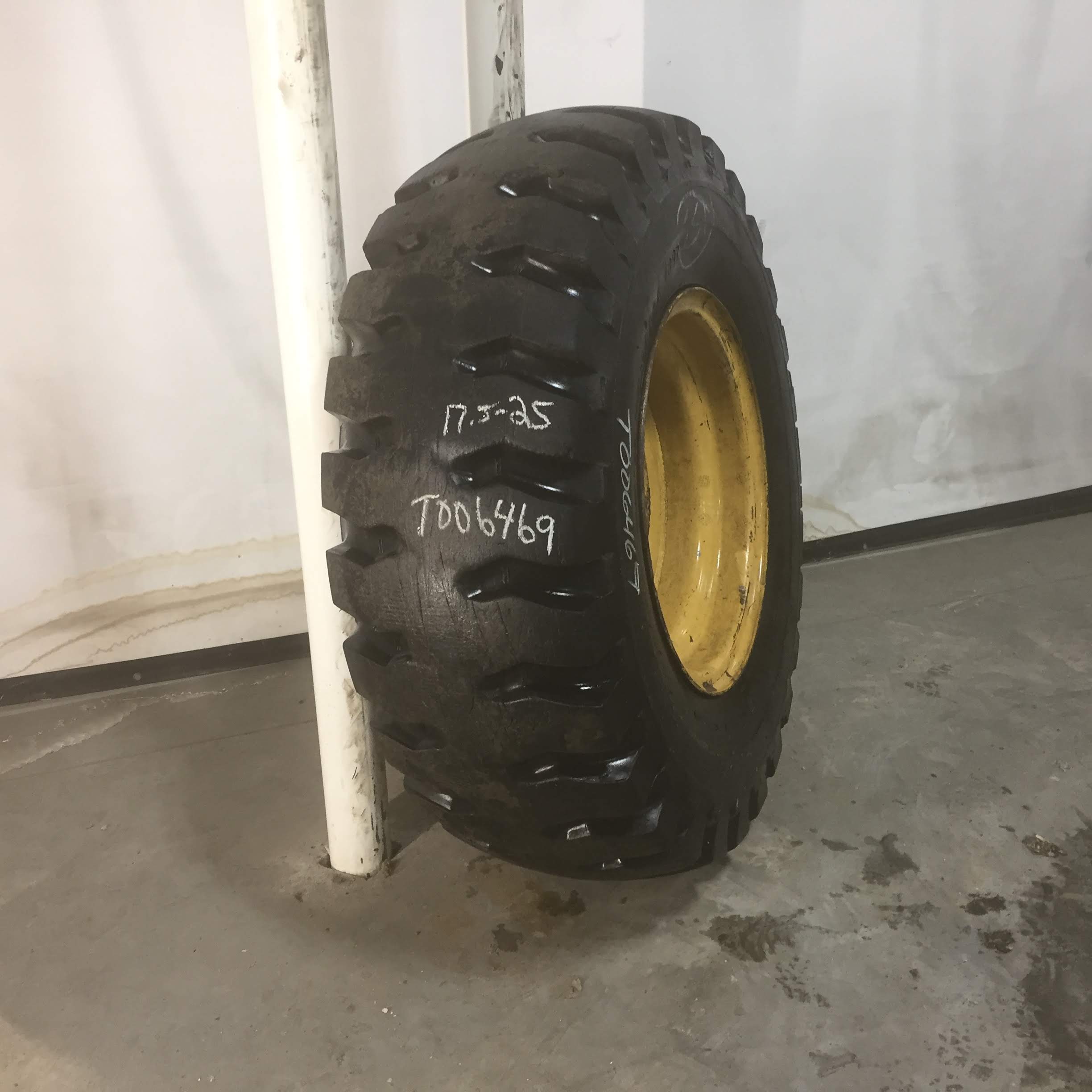 17.5/-25 Yokohama Y575 L-3 Tire-Wheel Assembly T006469