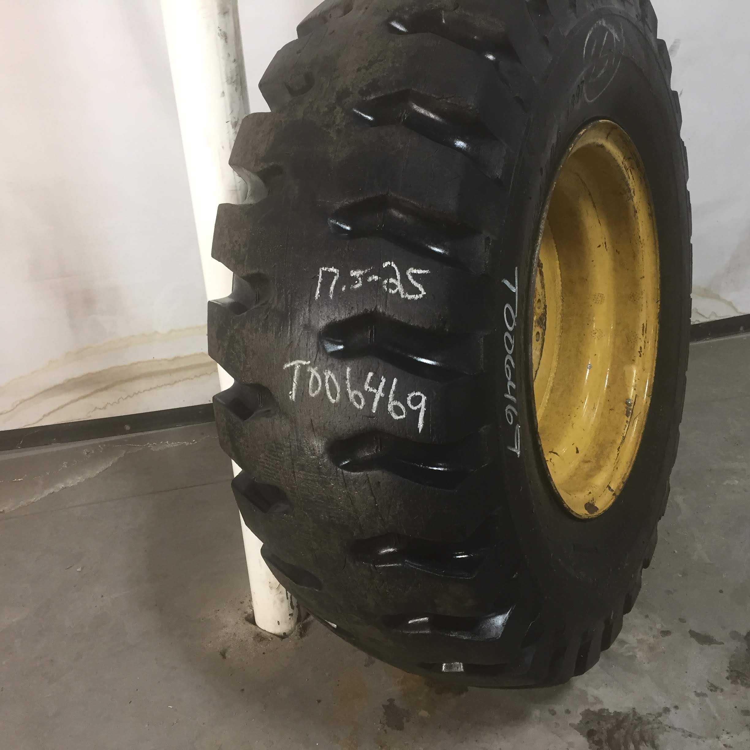 17.5/-25 Yokohama Y575 L-3 Tire-Wheel Assembly T006469