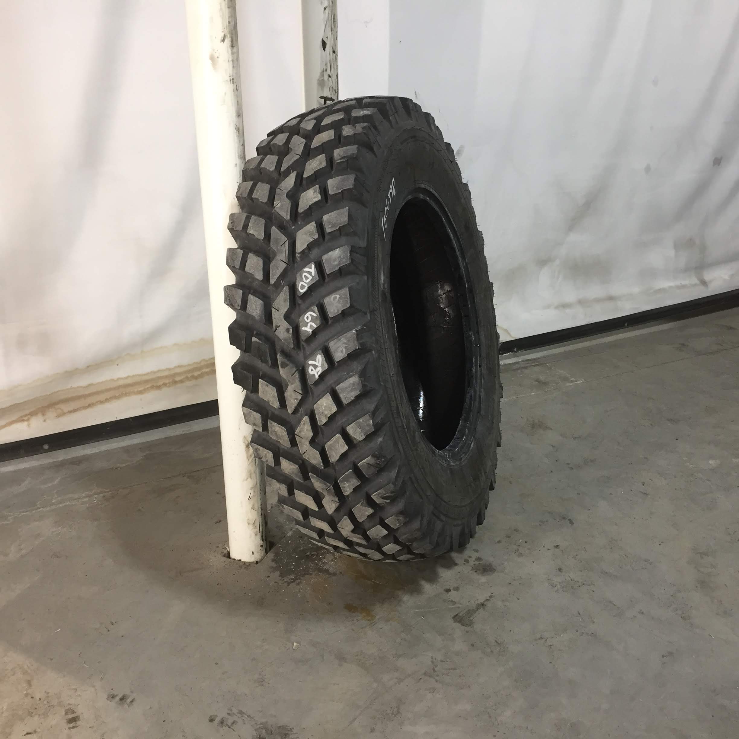 360/80R28 Nokian TRI 2 R-1 Tire T006498