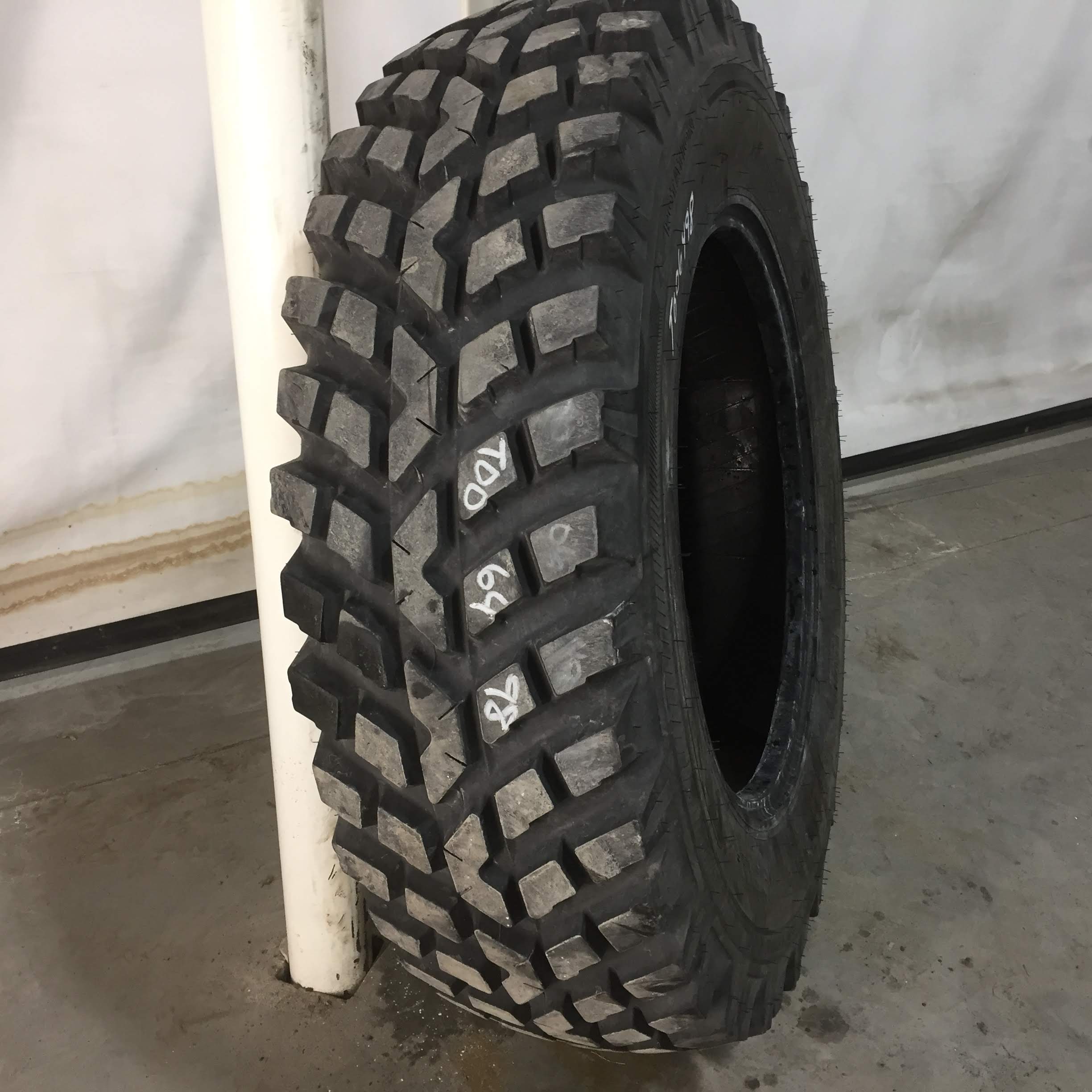 360/80R28 Nokian TRI 2 R-1 Tire T006498