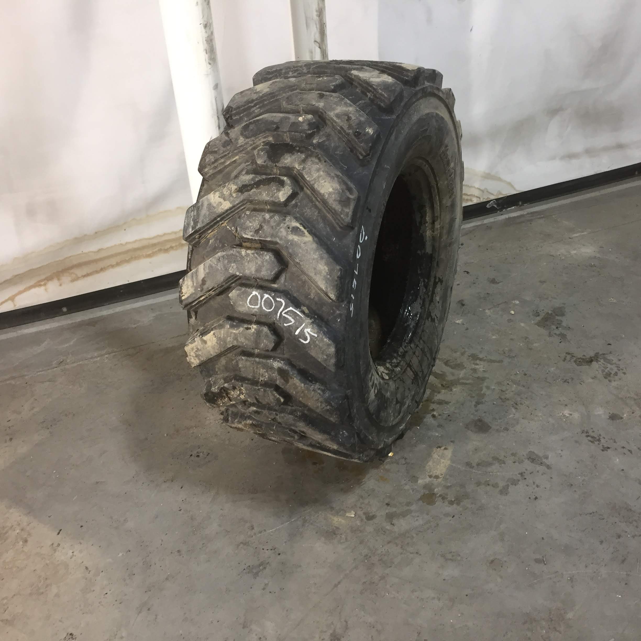 15/-19.5 Armour Big Dog R-4 Tire 007515