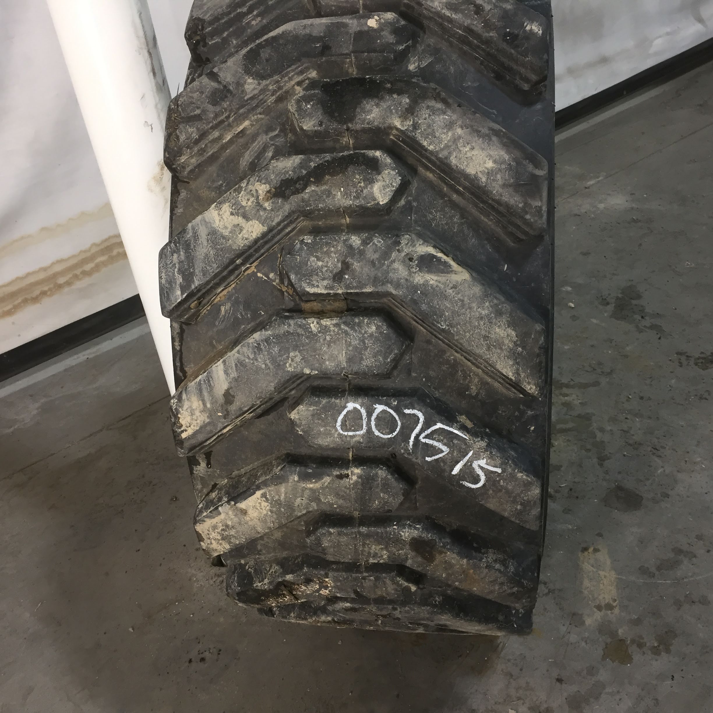15/-19.5 Armour Big Dog R-4 Tire 007515