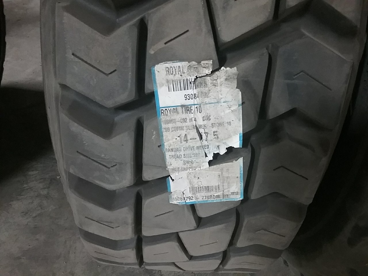 14/-17.5 Bandag Bandag Drive Mix Tire 776BDM14175RECAP