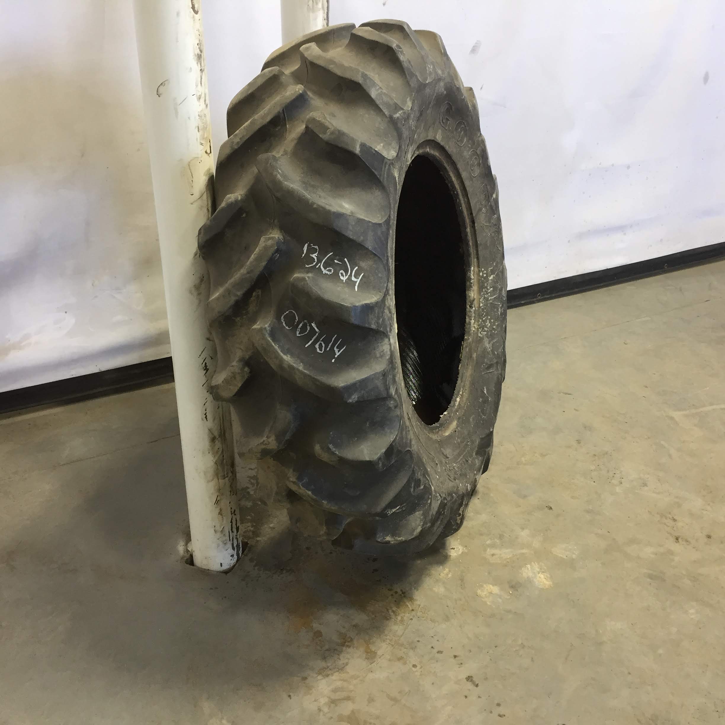 13.6/-24 Goodyear Farm Dyna Torque II R-1 Tire 007614