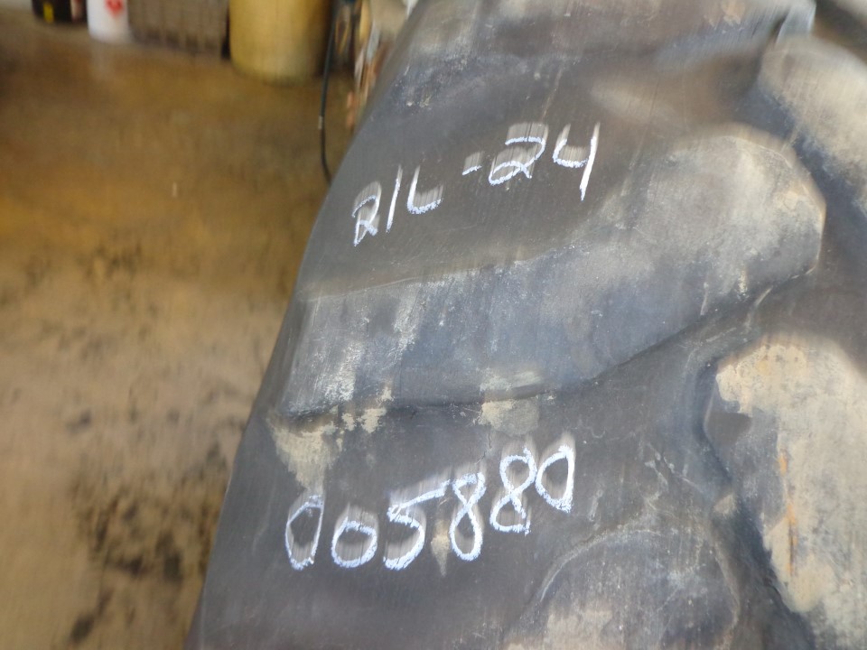 21/L-24 Goodyear Farm IT525 R-4 Tire 005880-Z