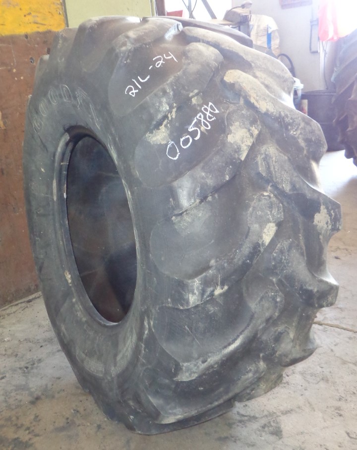 21/L-24 Goodyear Farm IT525 R-4 Tire 005880-Z