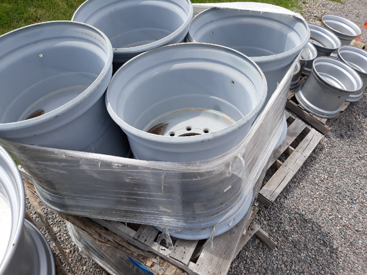 22.5''D x 24''W Hub Pilot Wheel W22-10300RP2