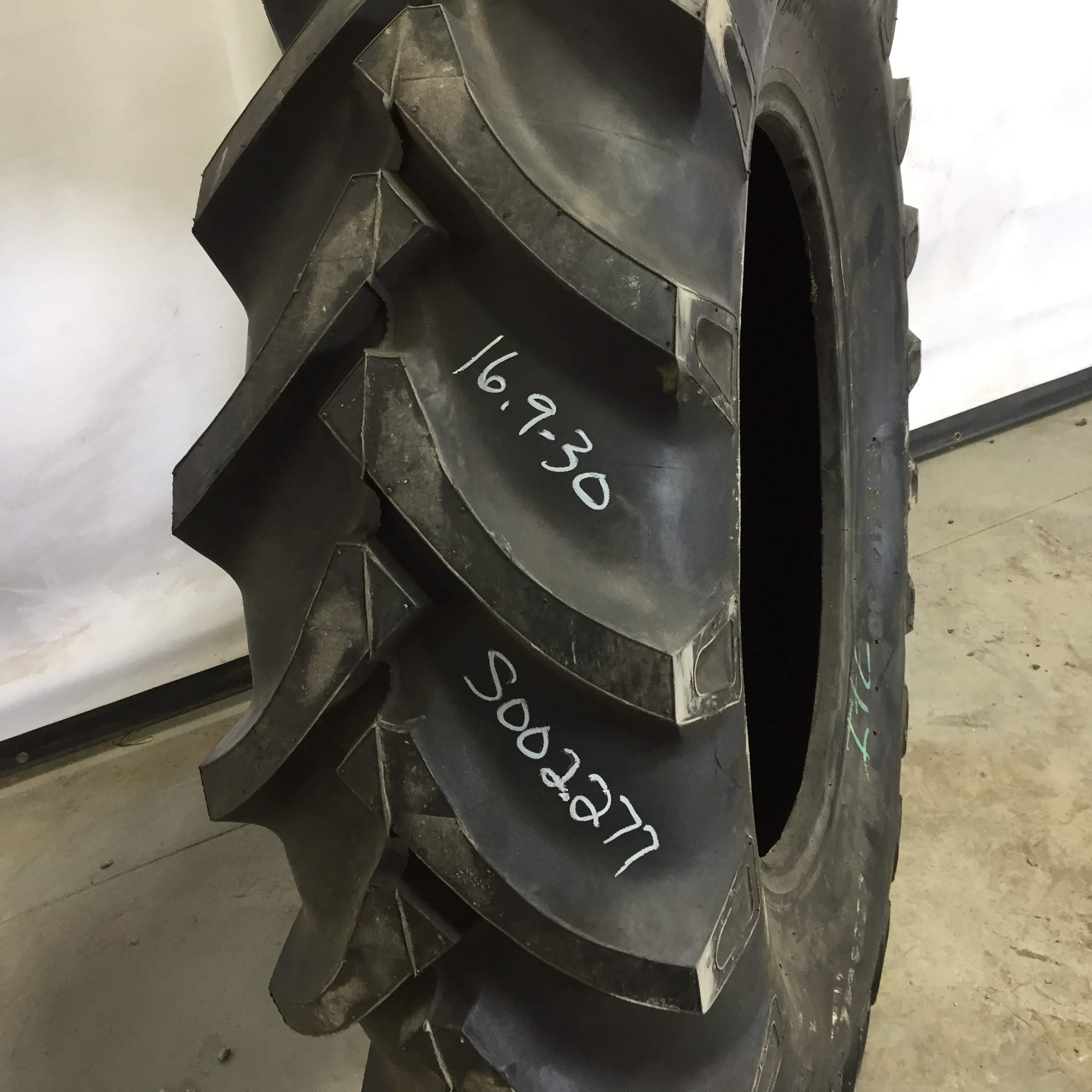 16.9/-30 Farm King (ATF) Tractor Rear (1360) R-1 Tire S002277