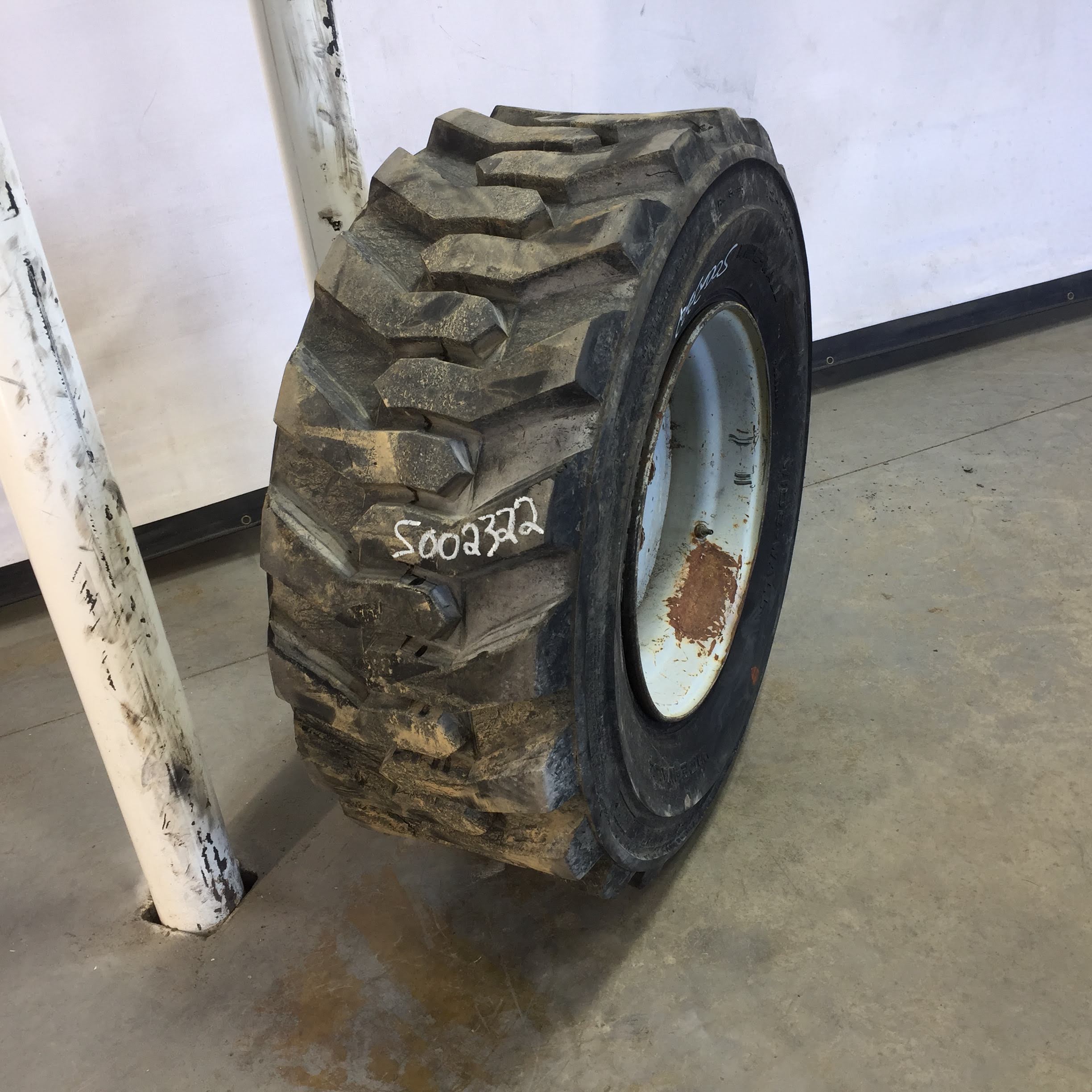 15/-19.5 Blackstone Wide Wall R-4 Tire RS002322