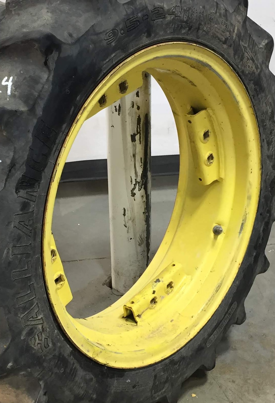 24''D x 8''W Rim with Clamp/U-Clamp (groups of 2 bolts) Wheel WS002335