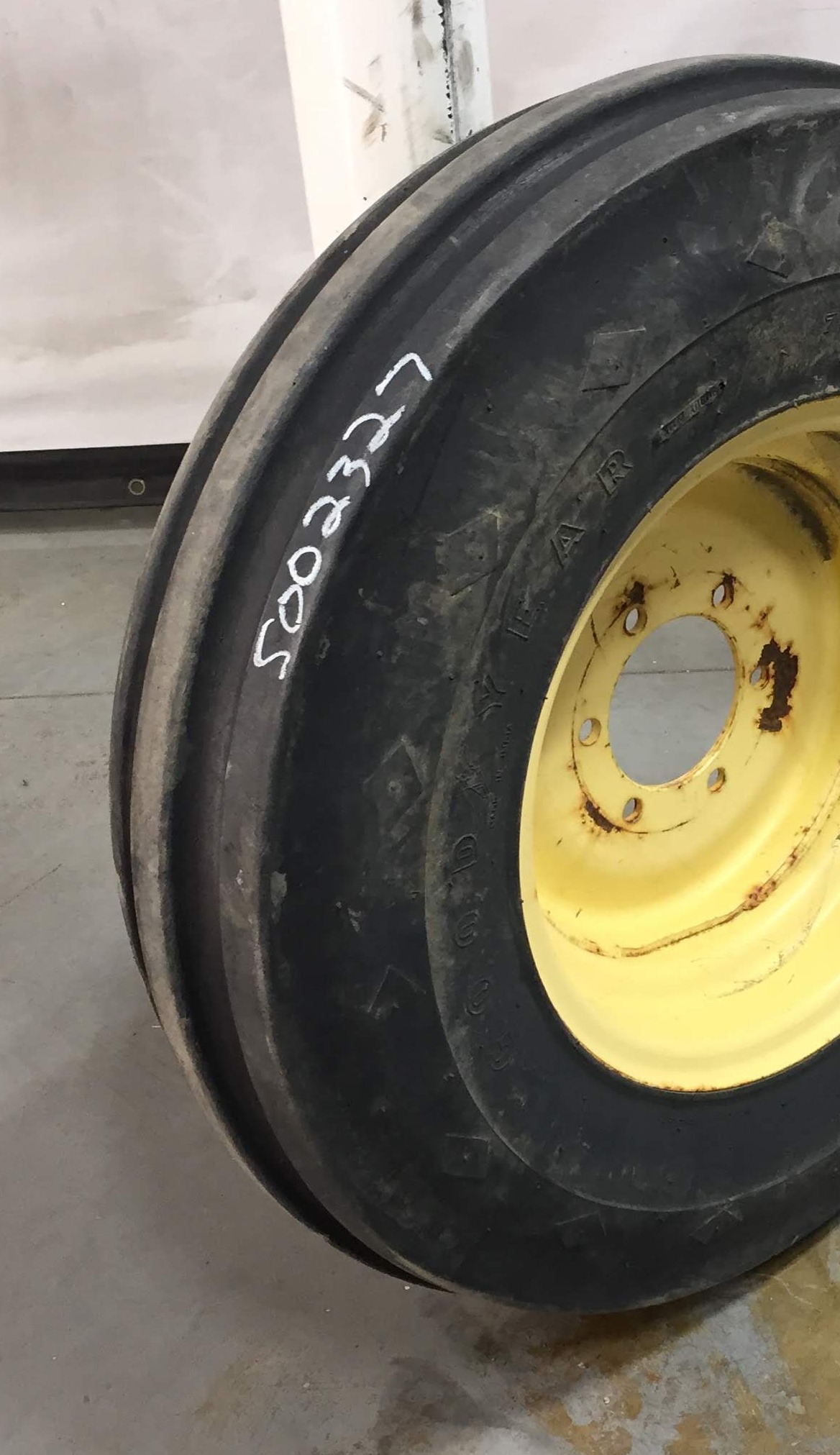 7.50/-16 Firestone Champion Guide Grip 3-Rib F-2 Tire RS002327