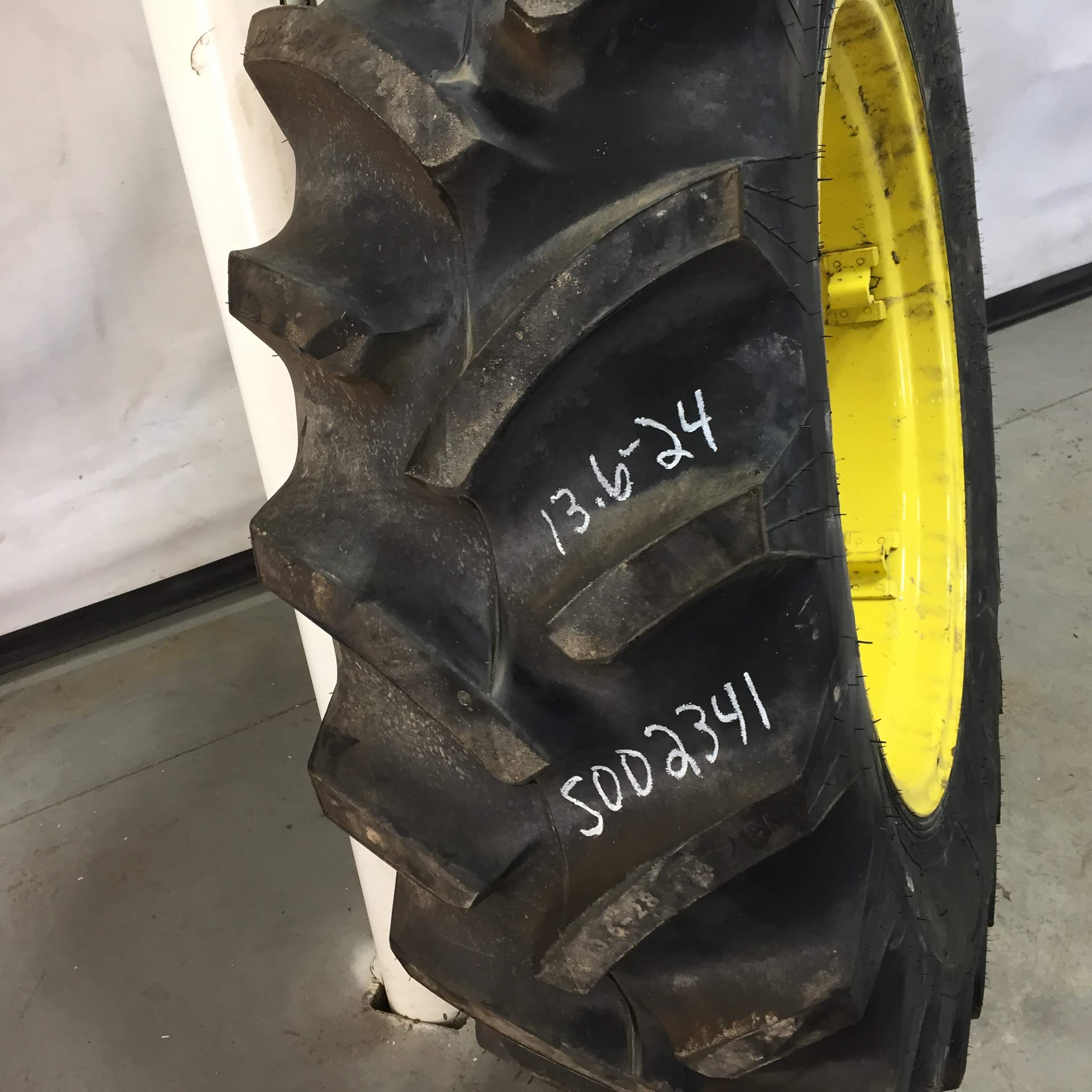13.6/-28 Titan Farm Hi Traction Lug R-1 Tire RS002341