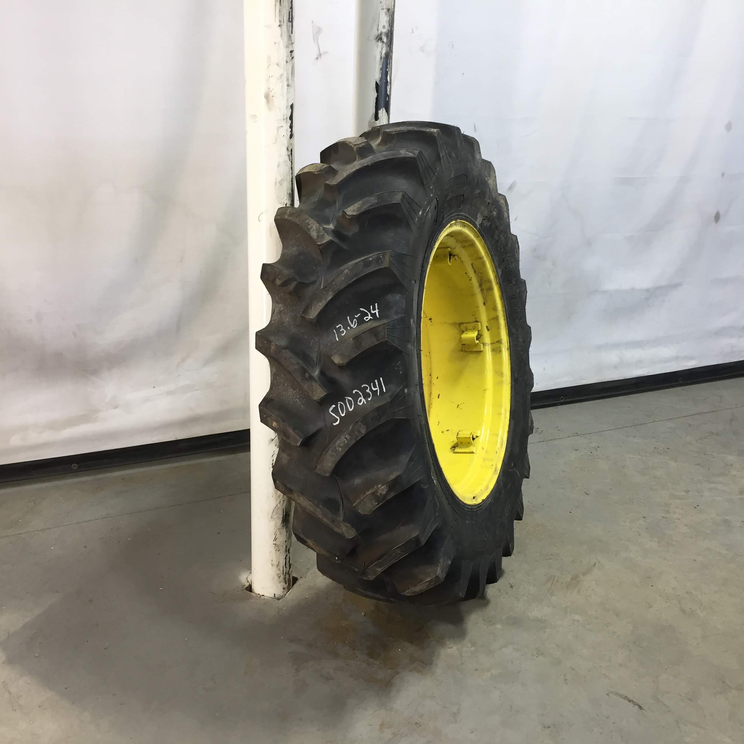 13.6/-28 Titan Farm Hi Traction Lug R-1 Tire RS002341