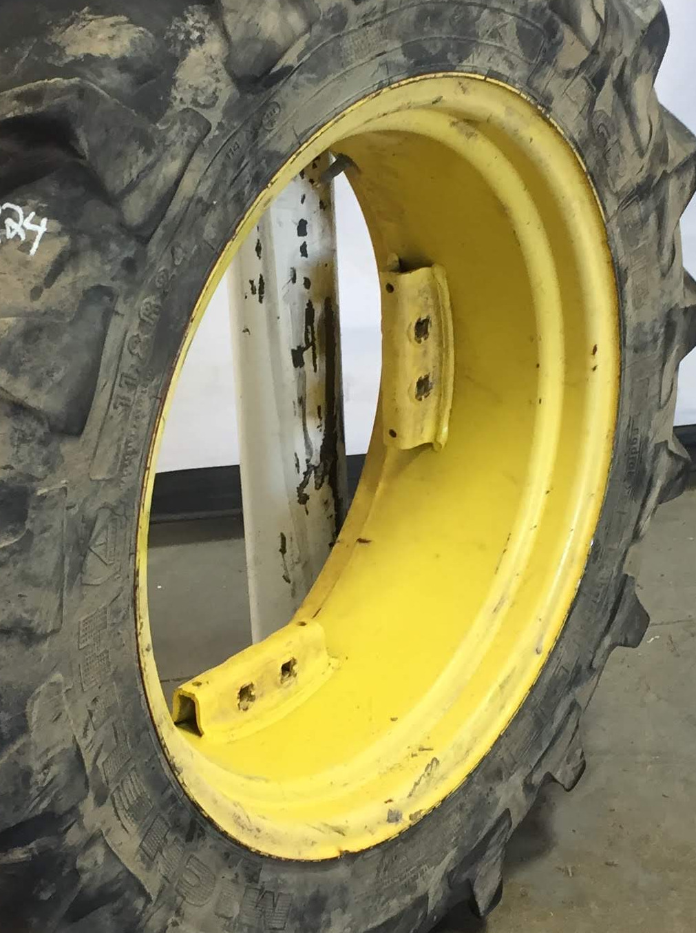 24''D x 10''W Rim with Clamp/U-Clamp (groups of 2 bolts) Wheel WS002371